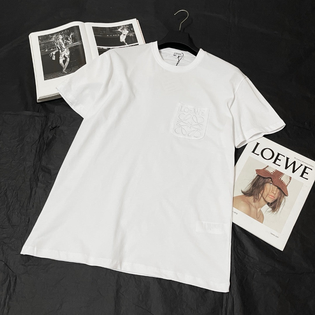 تي شيرت أبيض وأسود وأخضر