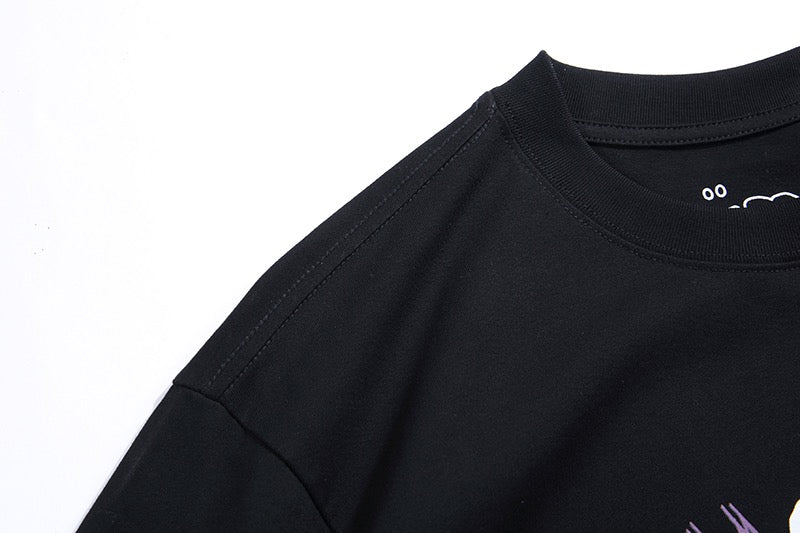 Schwarzes, gelbes und braunes T-Shirt