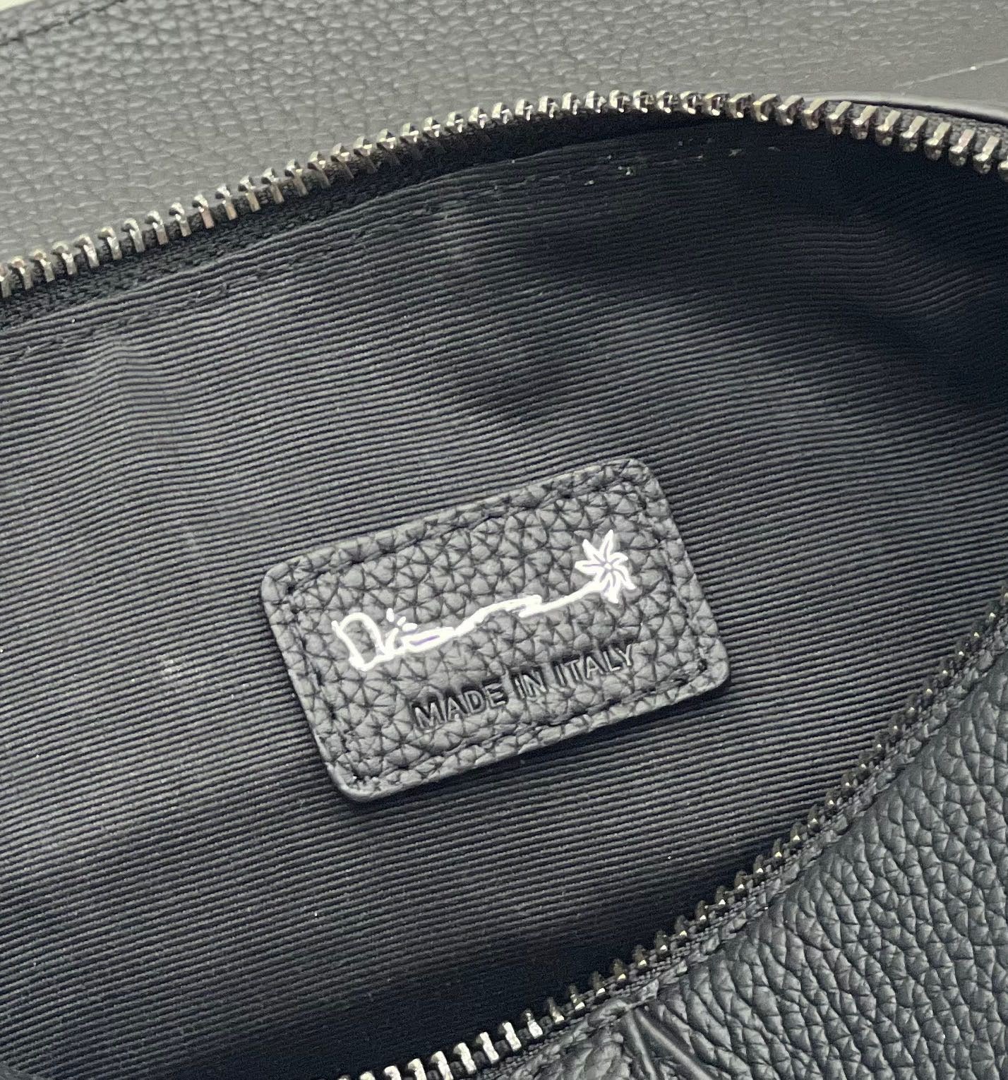 Aprikosen- und schwarze Tasche