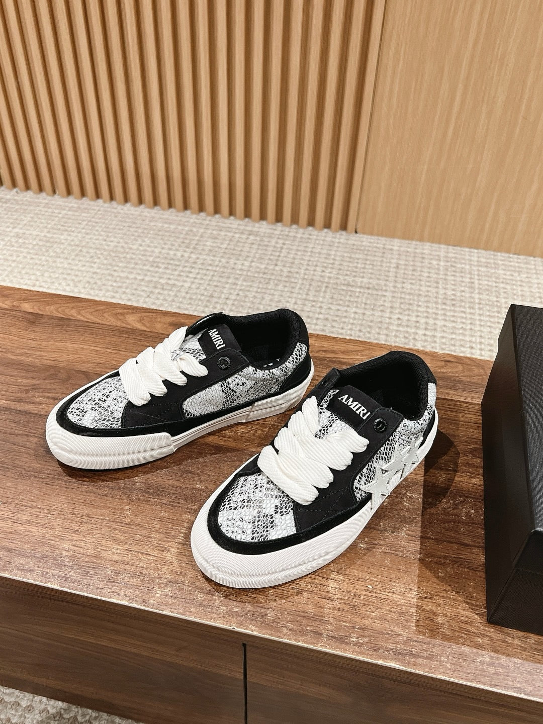 Zapatos blancos y negros