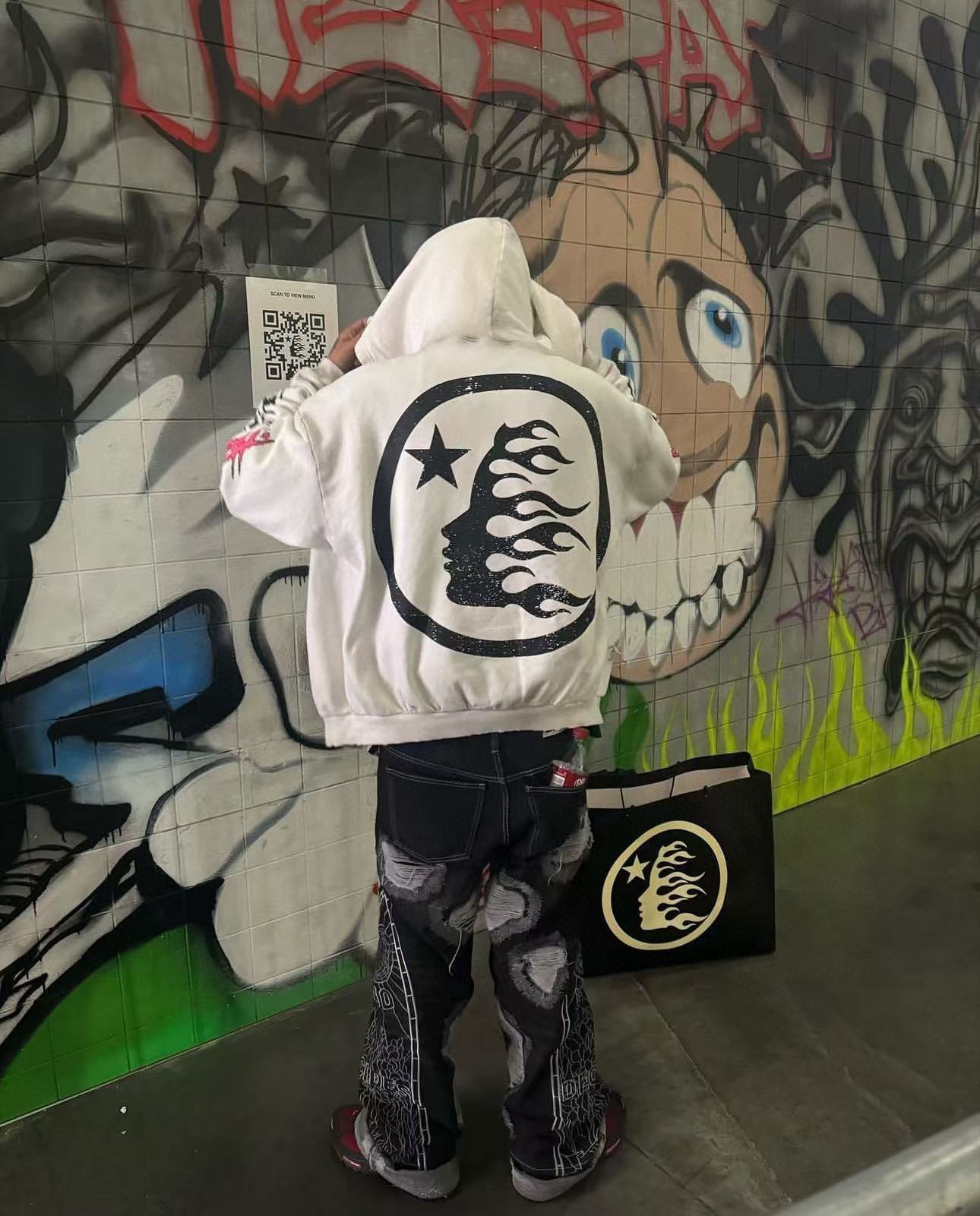 Sudadera con capucha blanca
