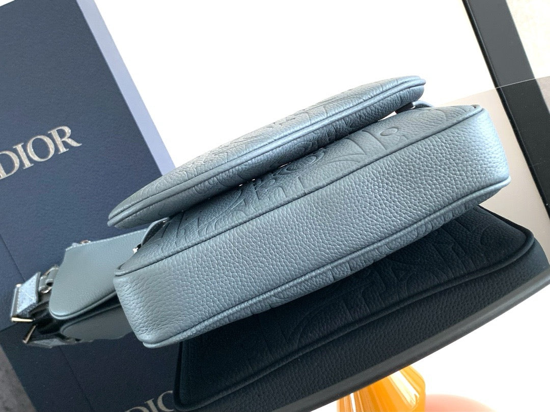 Graublaue und schwarze Tasche