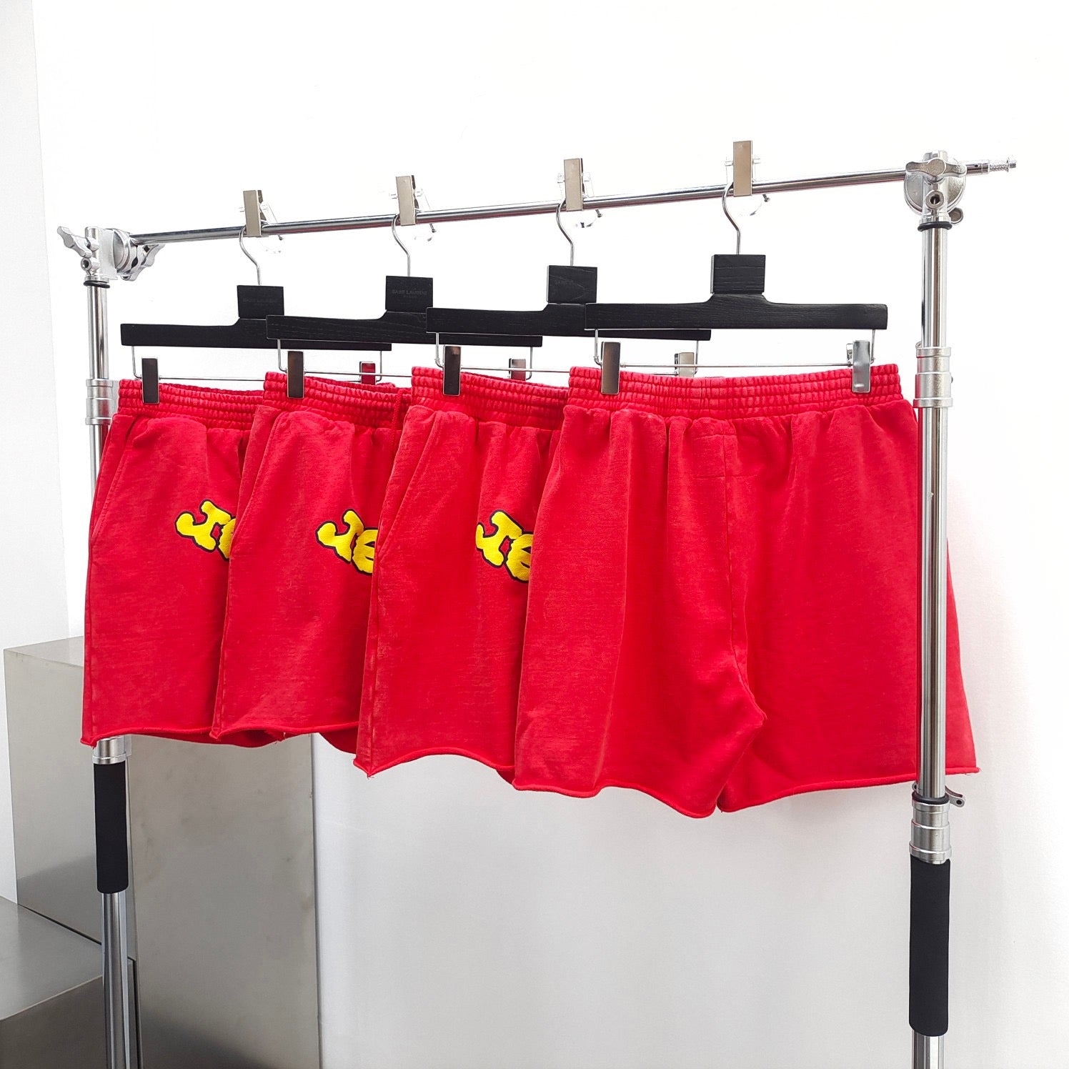 Rote Shorts