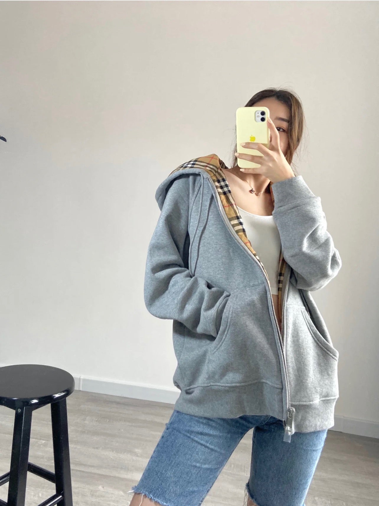 Schwarze und graue Jacke