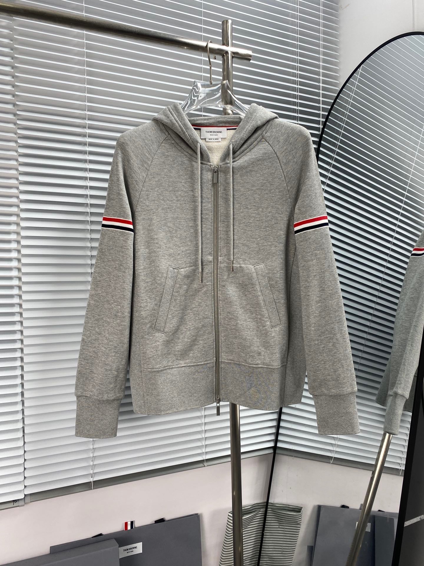 Dunkelblaue und graue Jacke