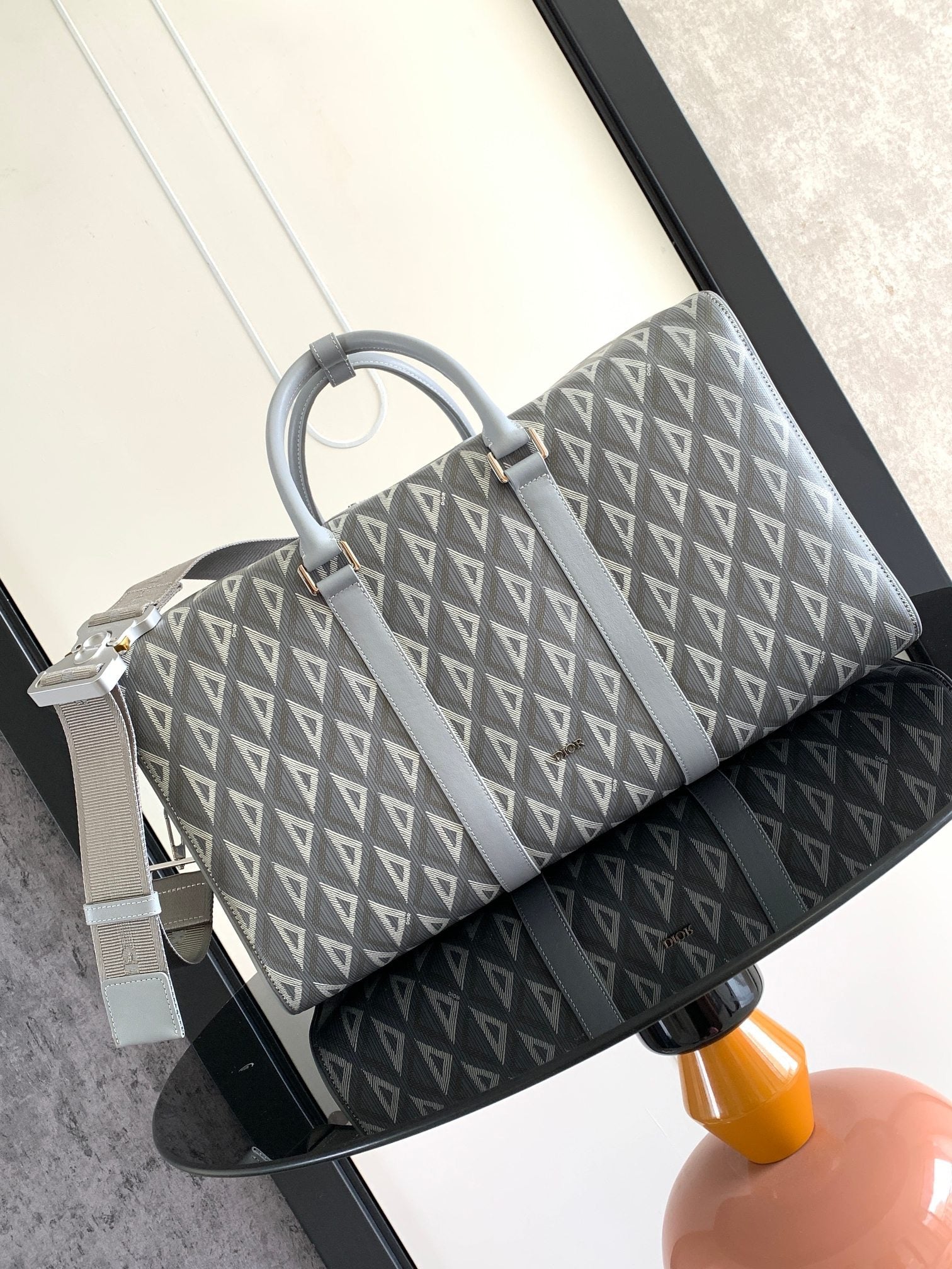 Graue und schwarze Tasche