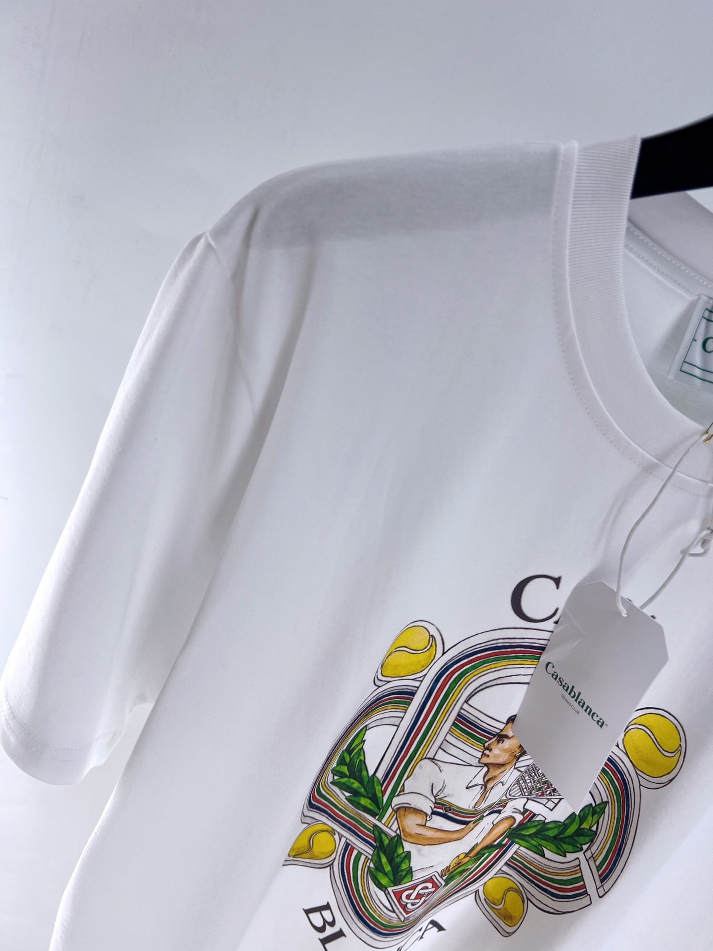 Camiseta azul y blanca