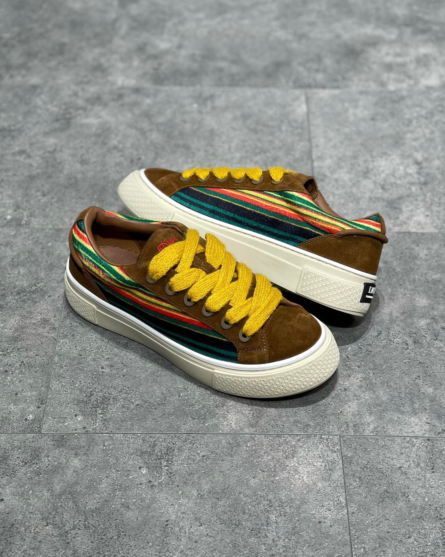 Mehrfarbige Schuhe