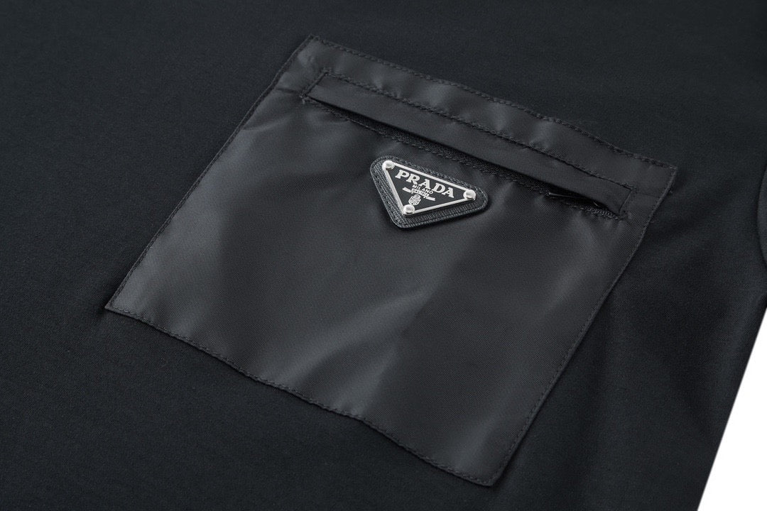 تي شيرت أبيض وأسود