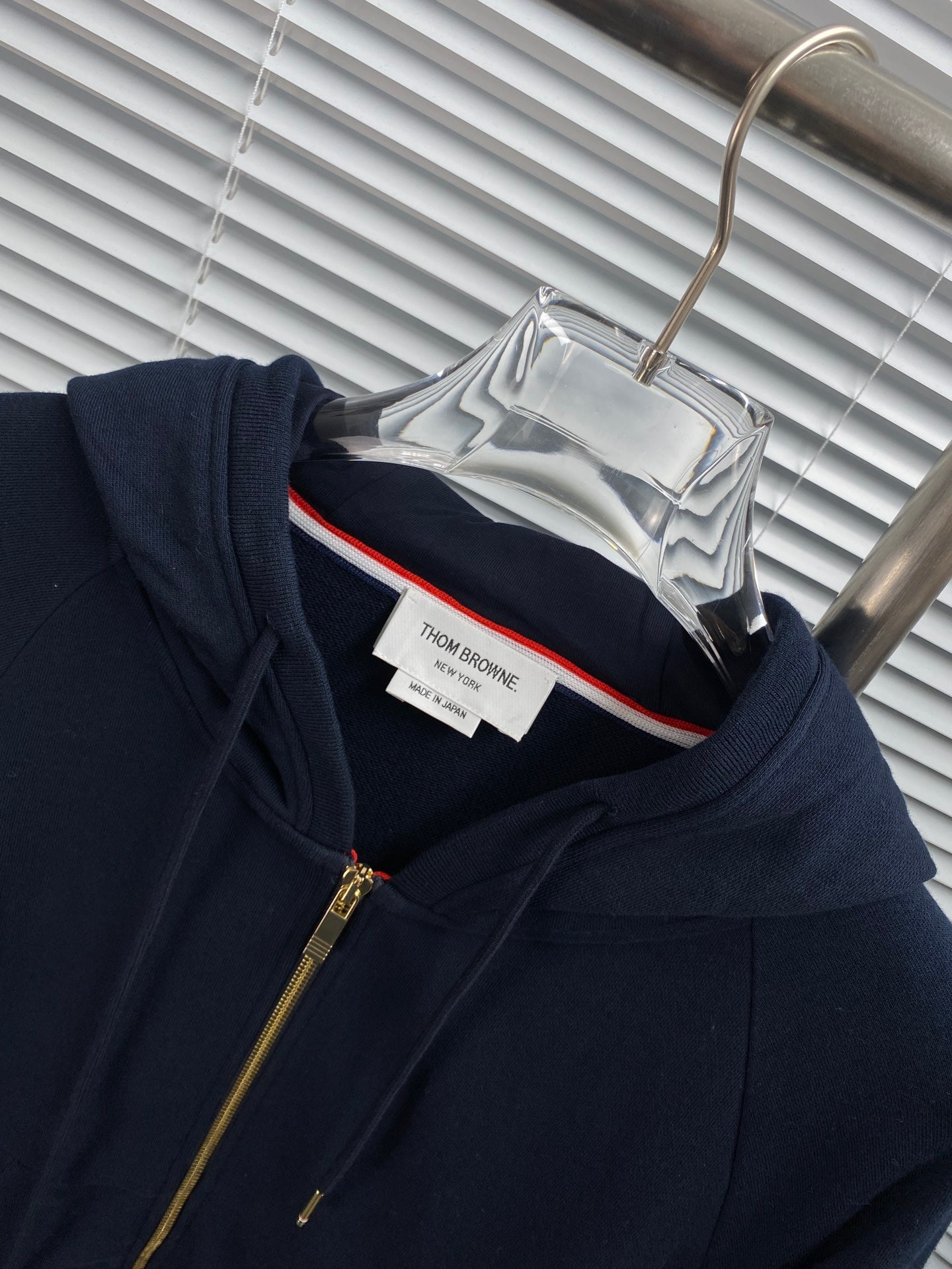 Dunkelblaue und graue Jacke