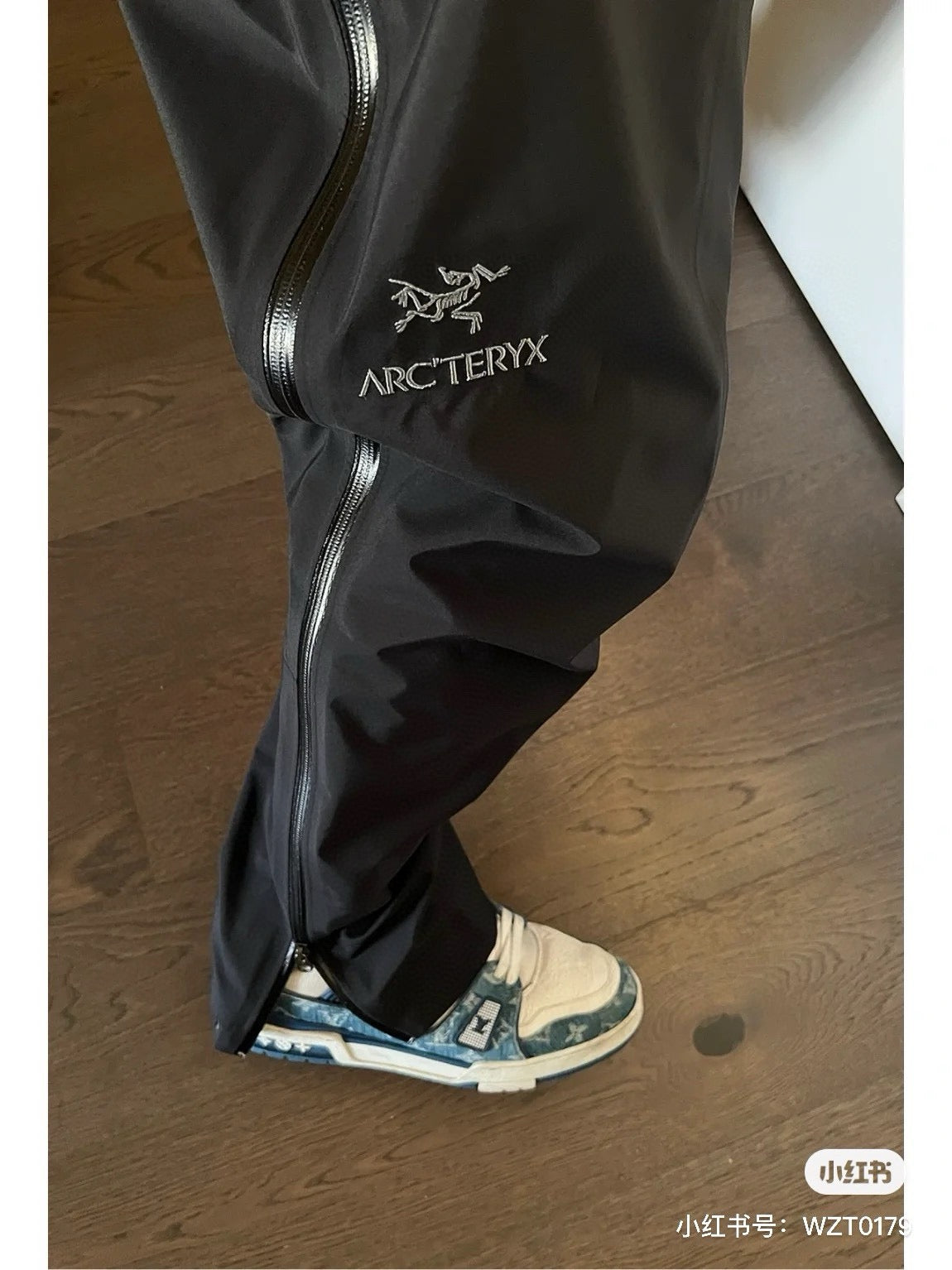 Blaue und schwarze Hose
