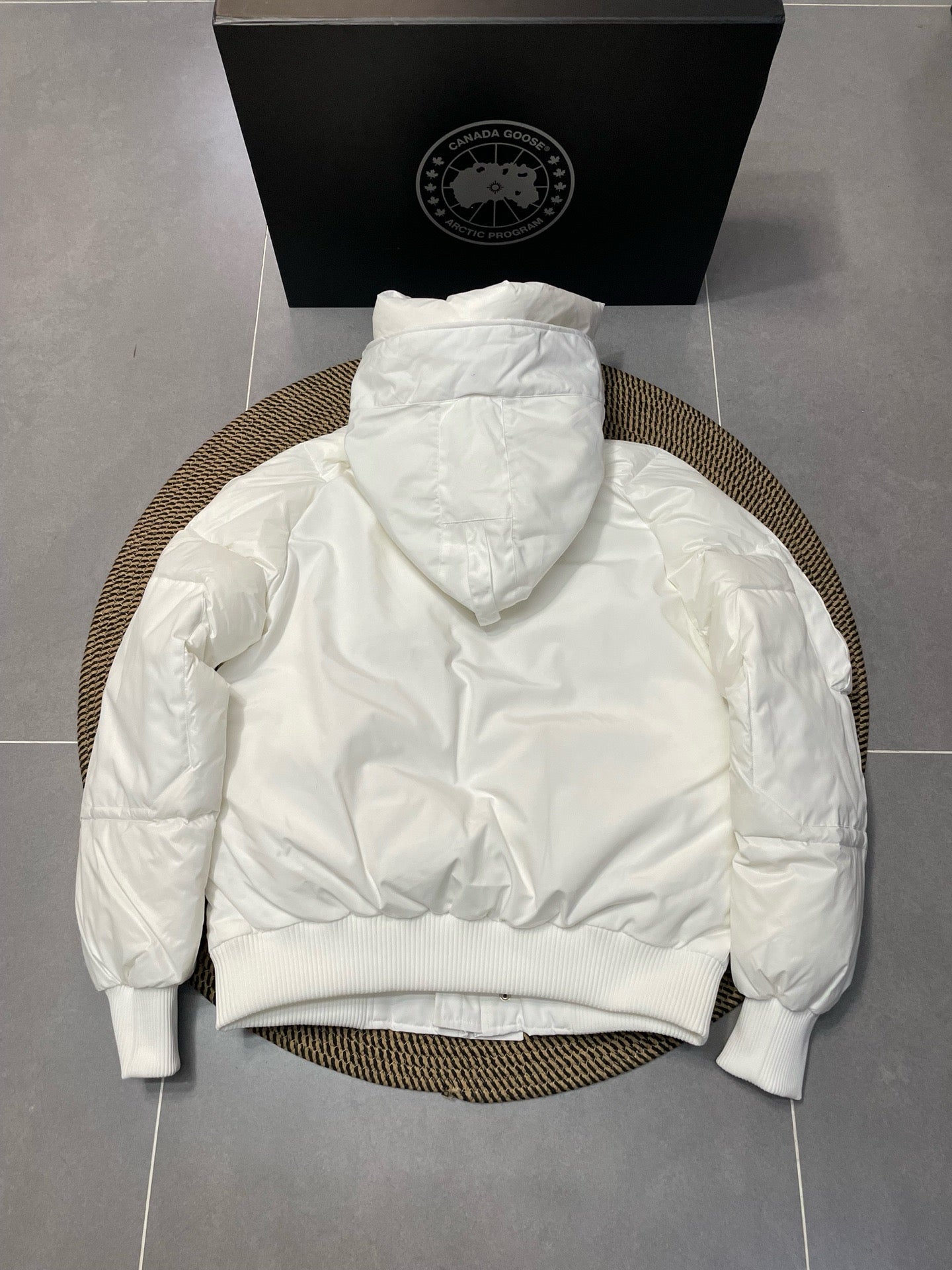 weiße und schwarze Jacke