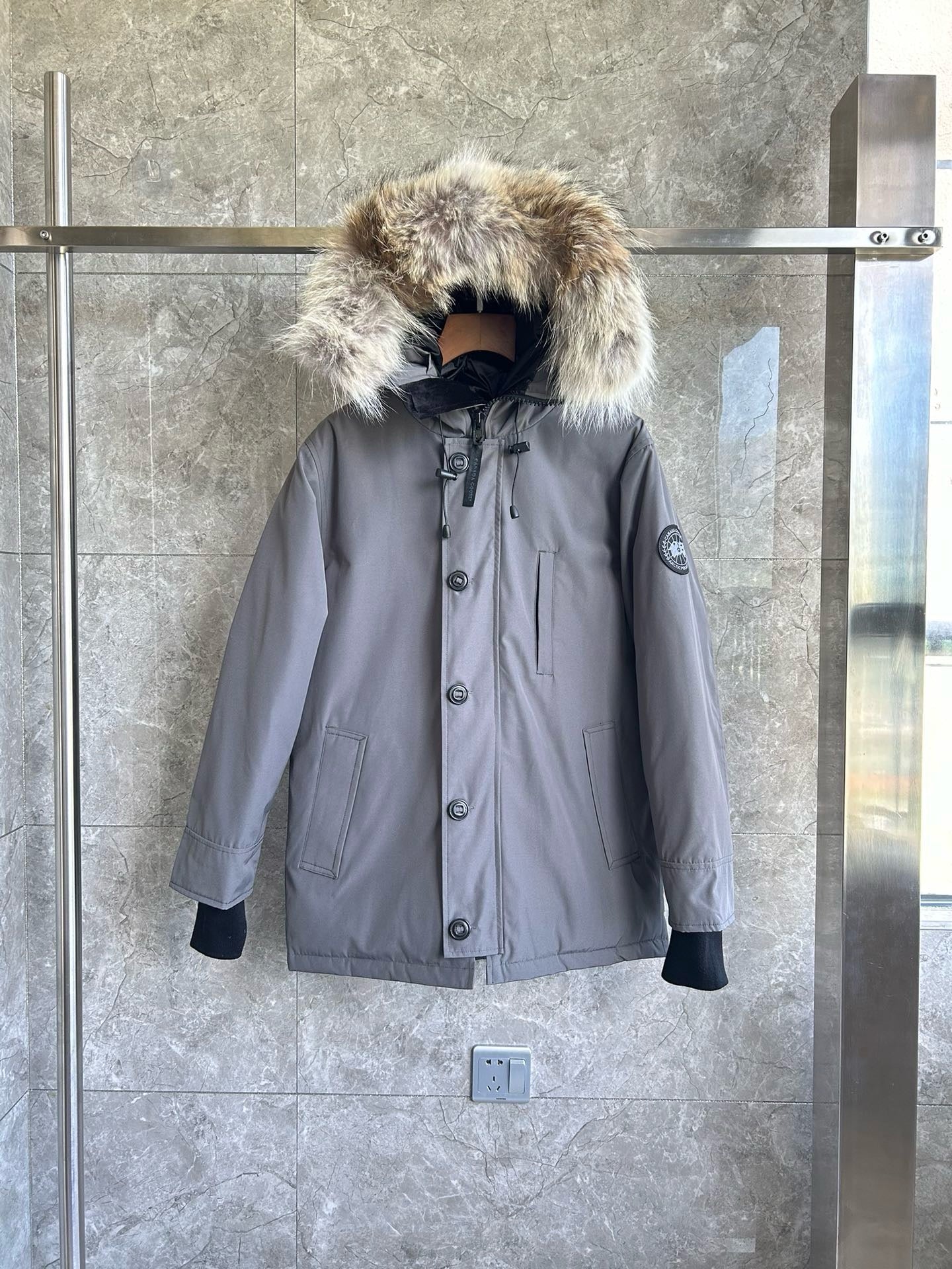 Schwarze und graue Jacke