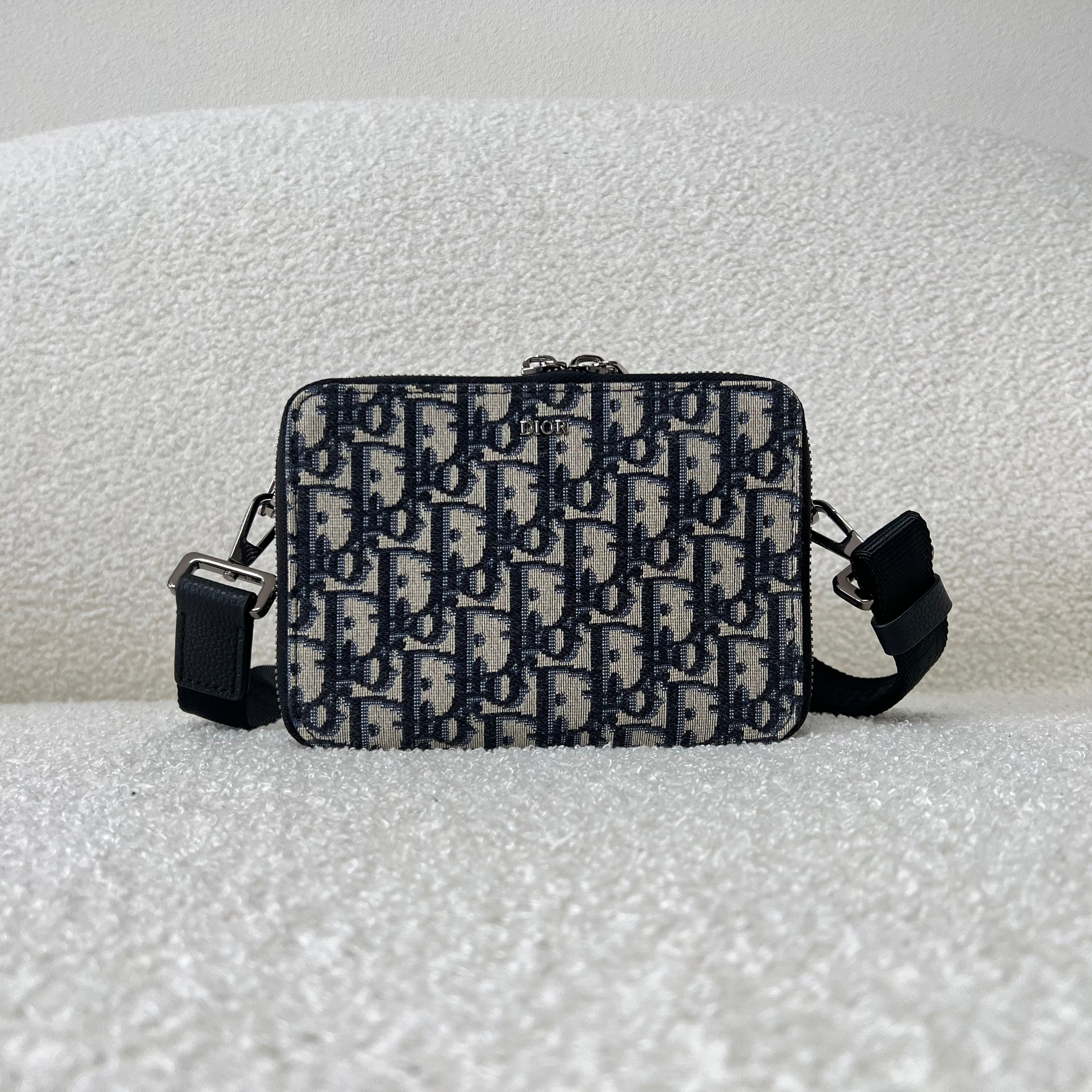 Blaue und schwarzgraue Tasche