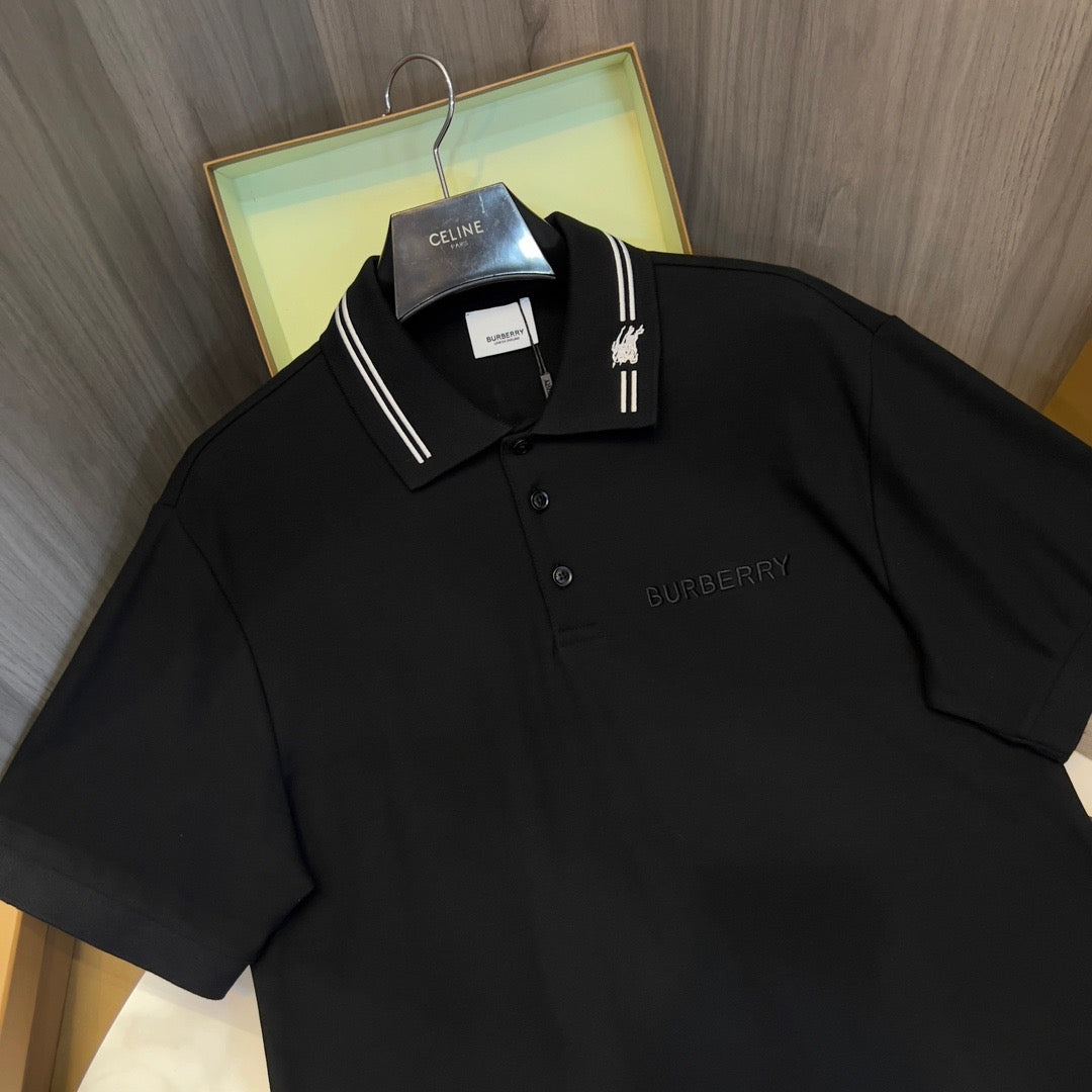 schwarzes und weißes Poloshirt