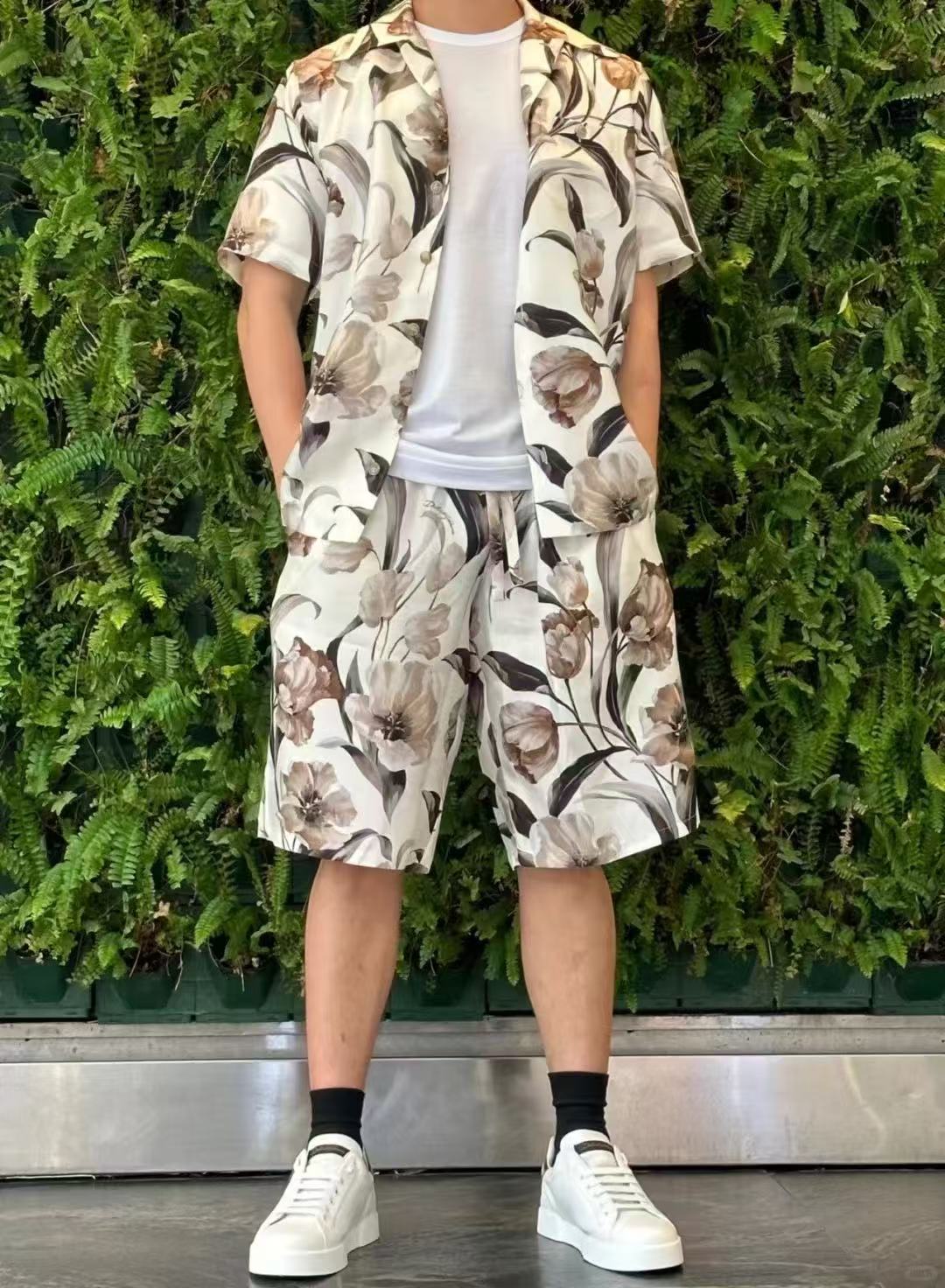 Mehrfarbiges T-Shirt mit Shorts