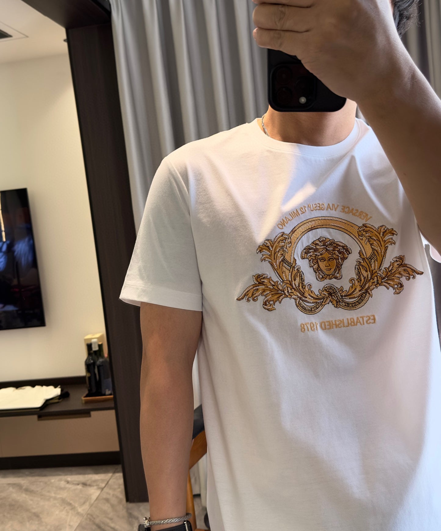 Schwarz-weißes T-Shirt