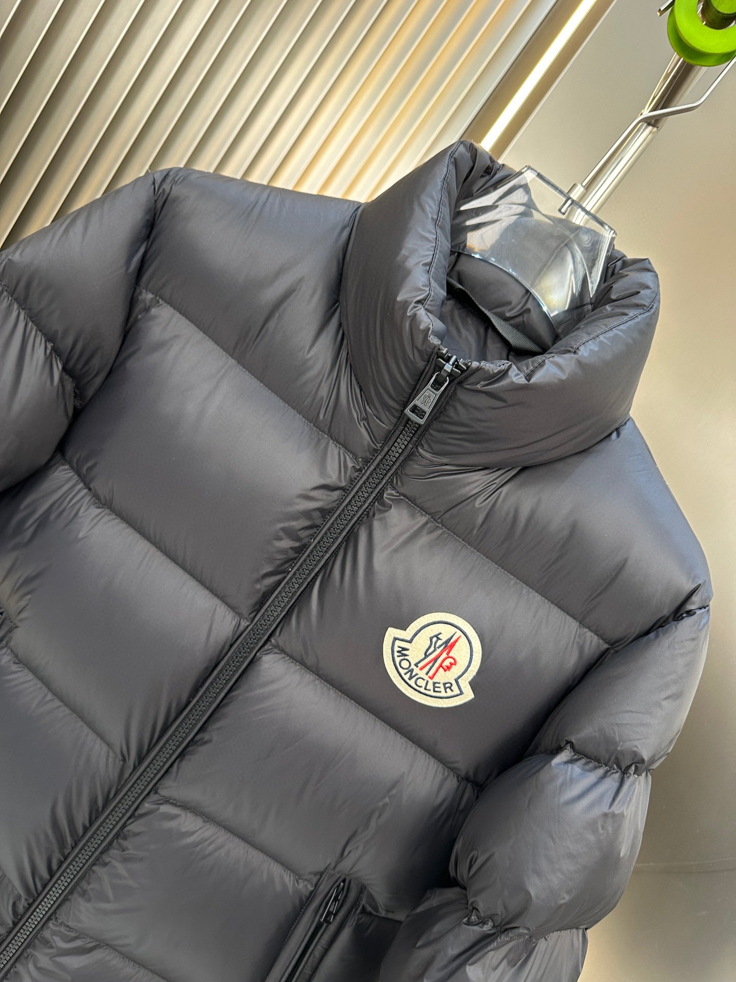 Blaue und schwarze Jacke