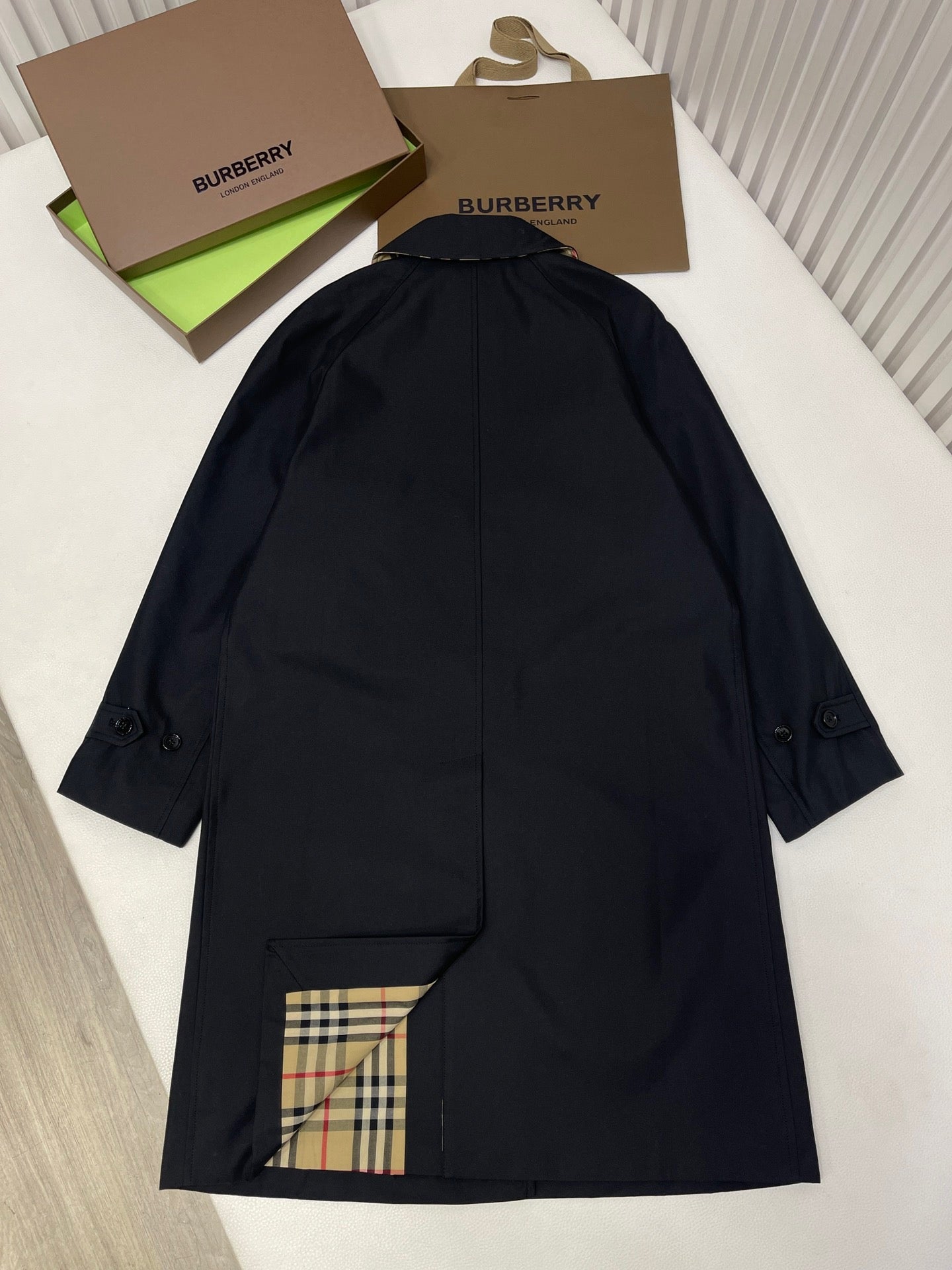Schwarze und khakifarbene Jacke