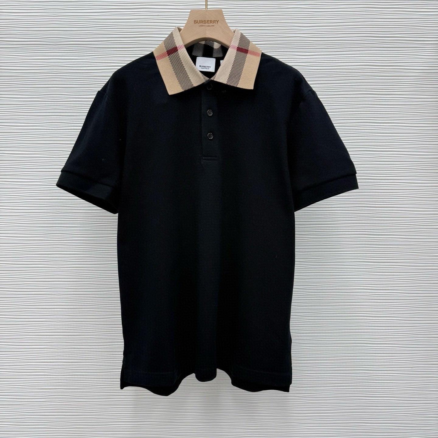 schwarzes und weißes Poloshirt