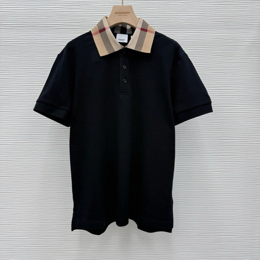 schwarzes und weißes Poloshirt