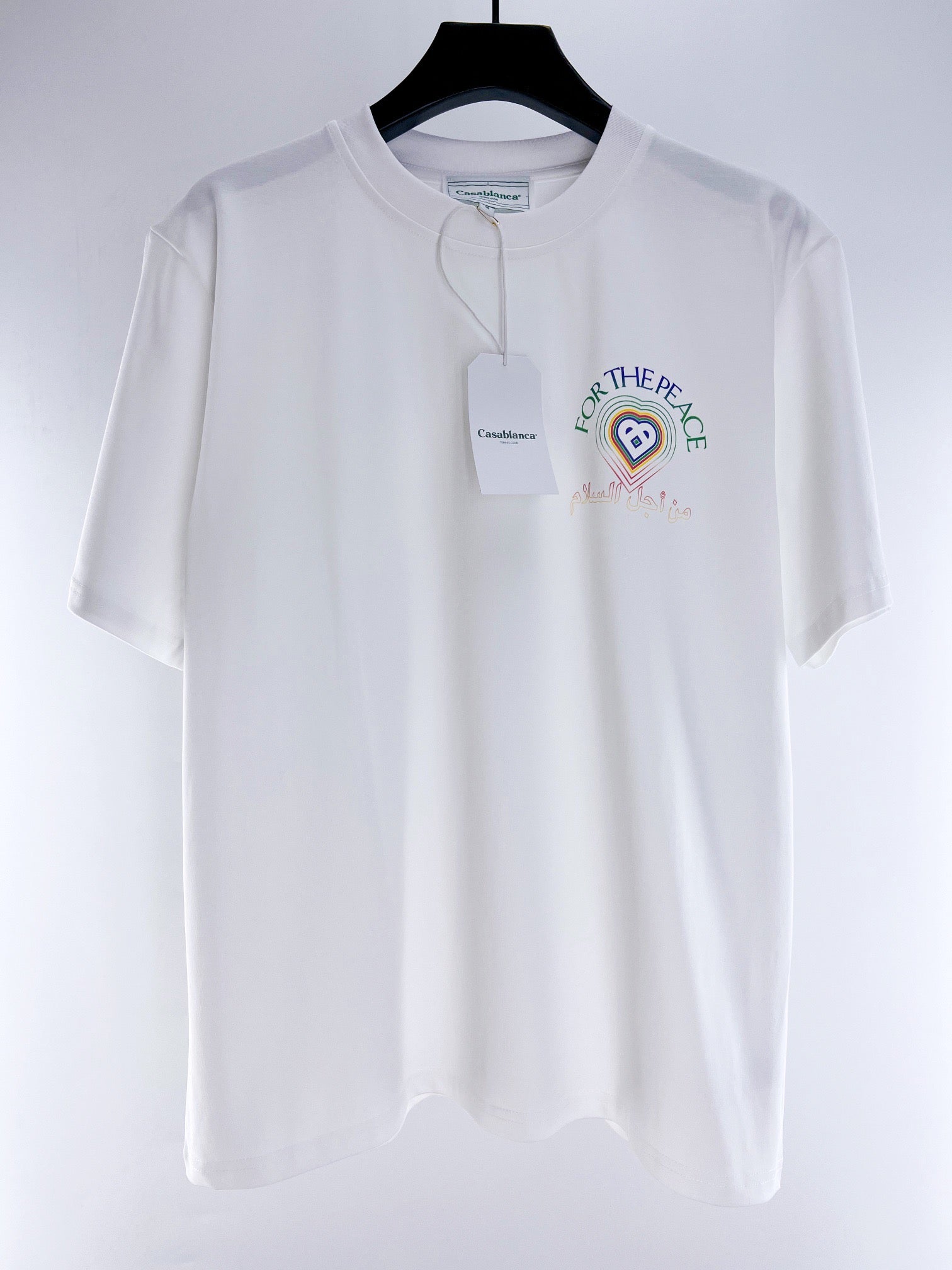 Weißes und blaues T-Shirt