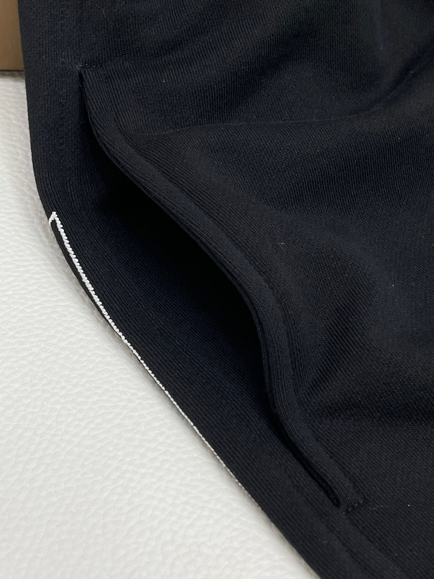 Schwarze und blaue Hose