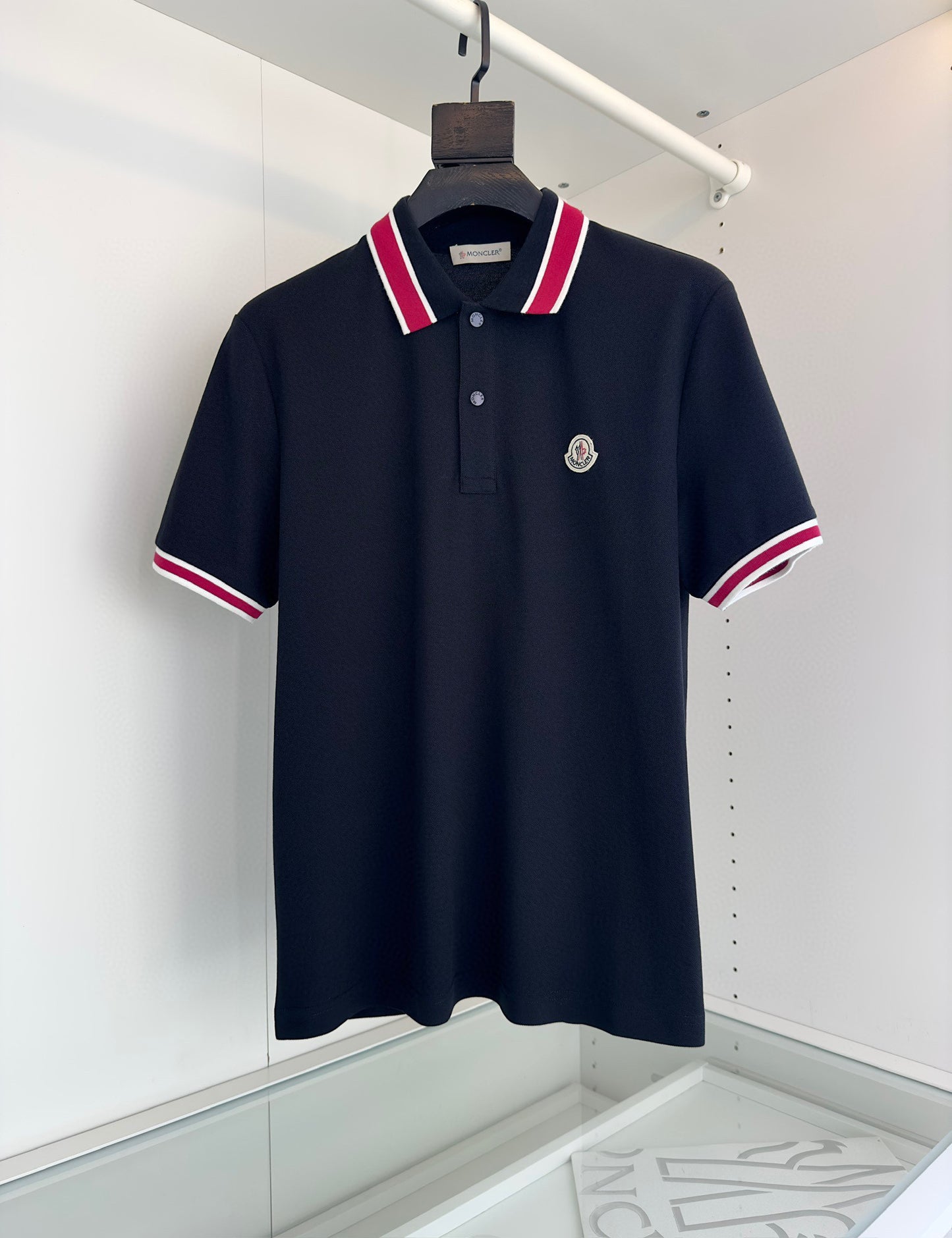 Schwarz-weißes T-Shirt