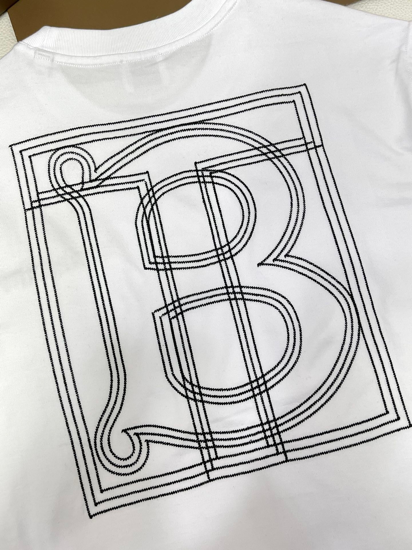 Schwarzes, weißes und blaues T-Shirt
