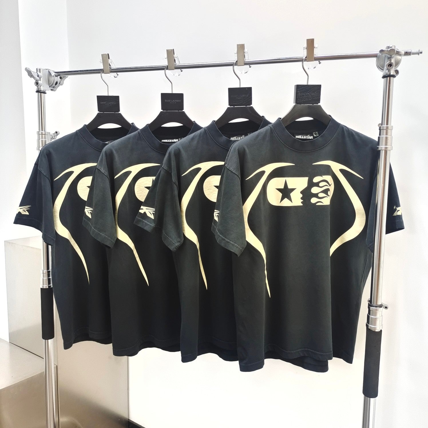 Dunkelschwarzes T-Shirt