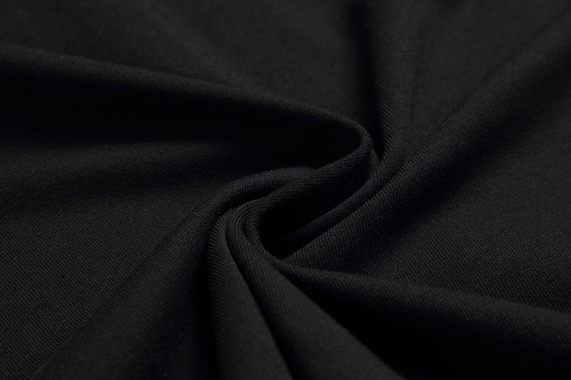 Himmelblaues und schwarzes T-Shirt