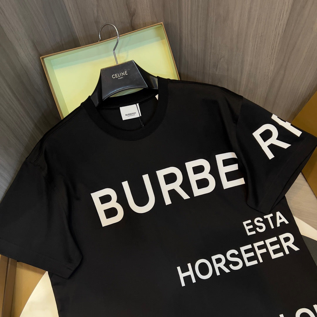 Schwarz-weißes T-Shirt