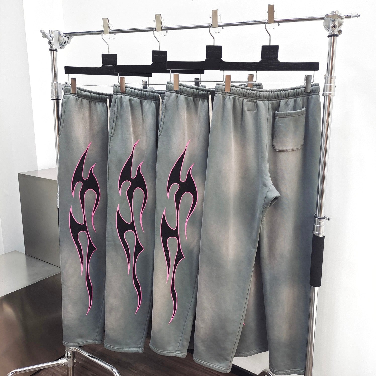 Pantalón gris oscuro