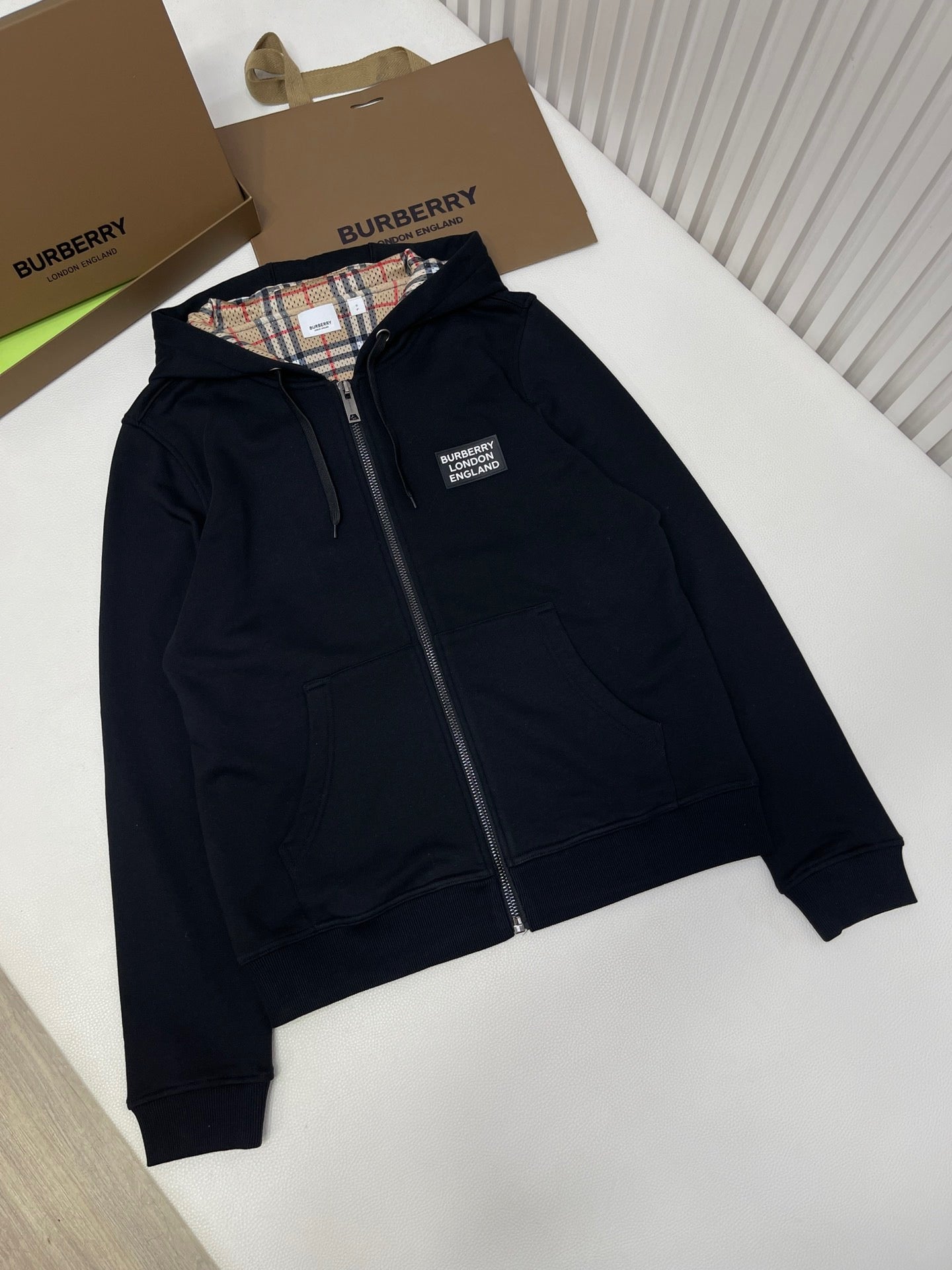 Schwarze und graue Jacke