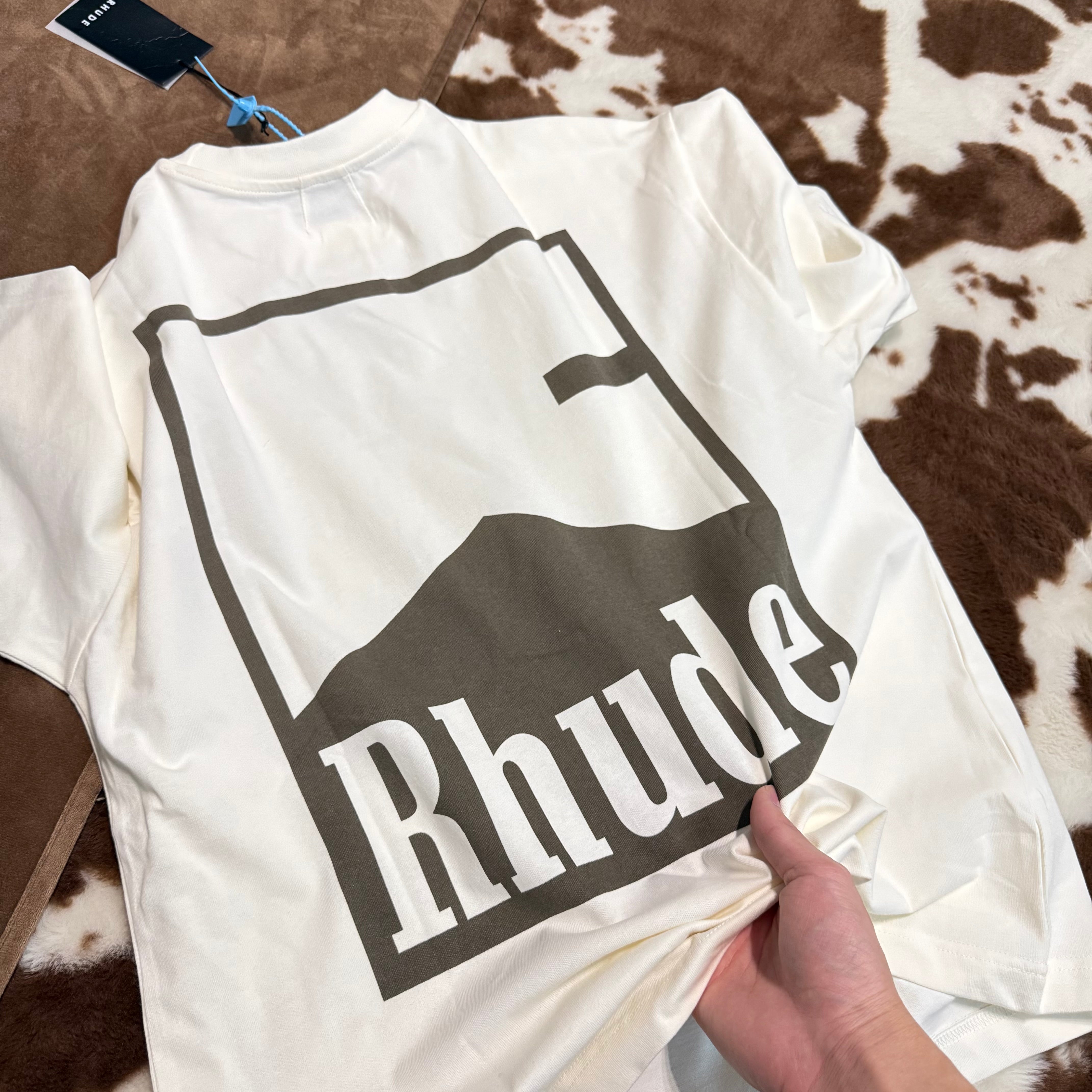 Schwarz-weißes T-Shirt