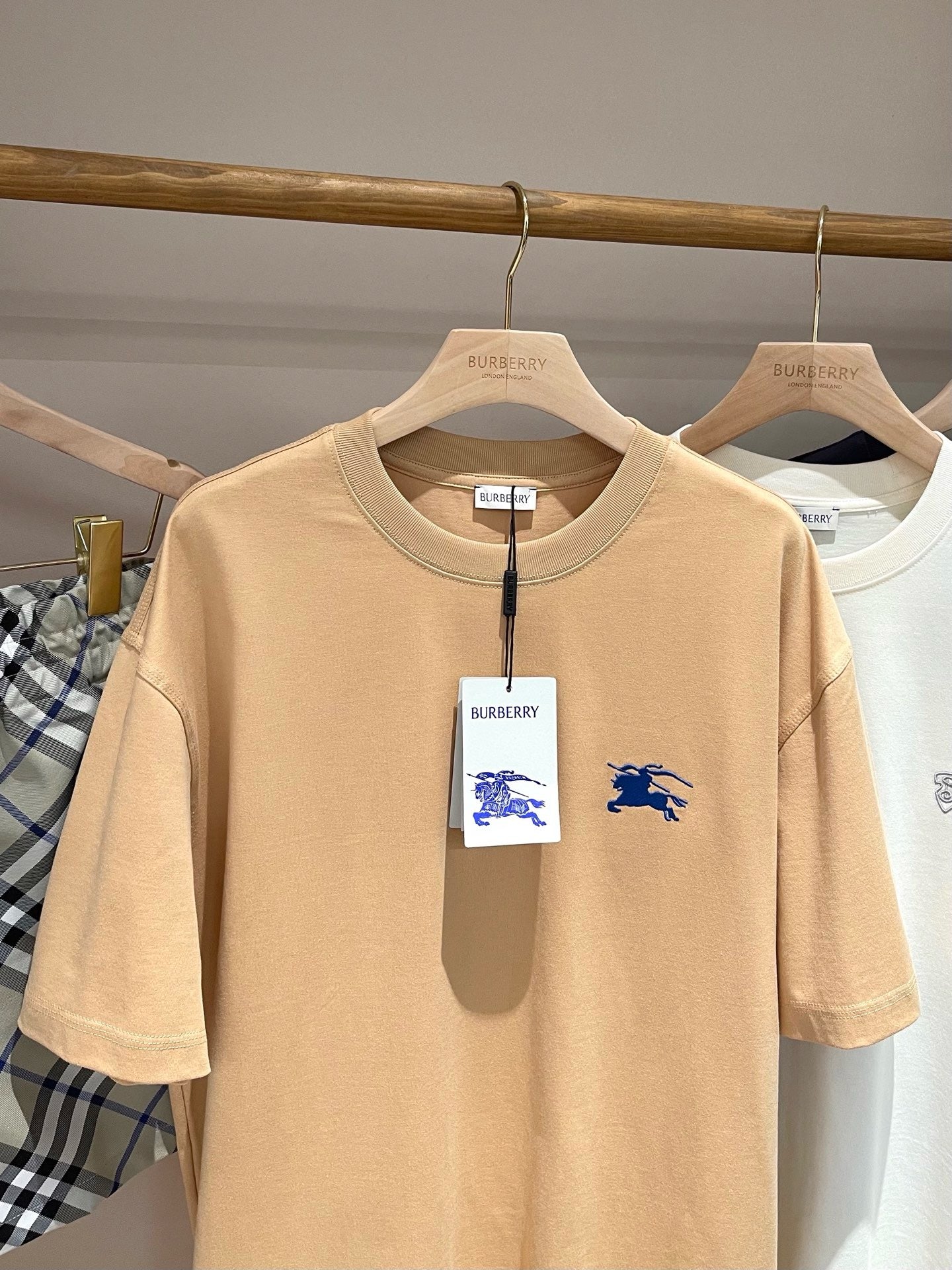 Dunkelblaues und khakifarbenes T-Shirt