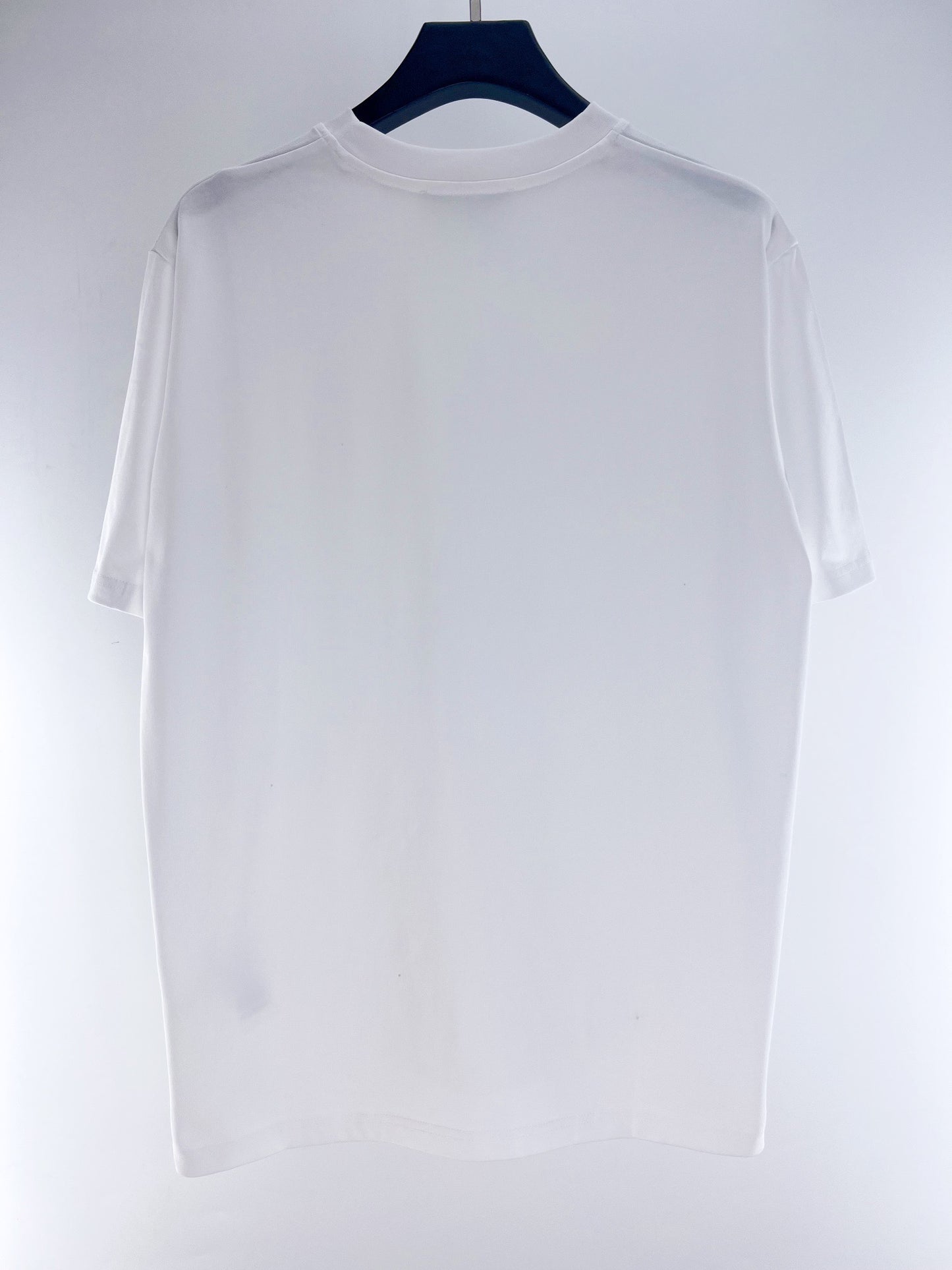 Dunkelblaues und weißes T-Shirt