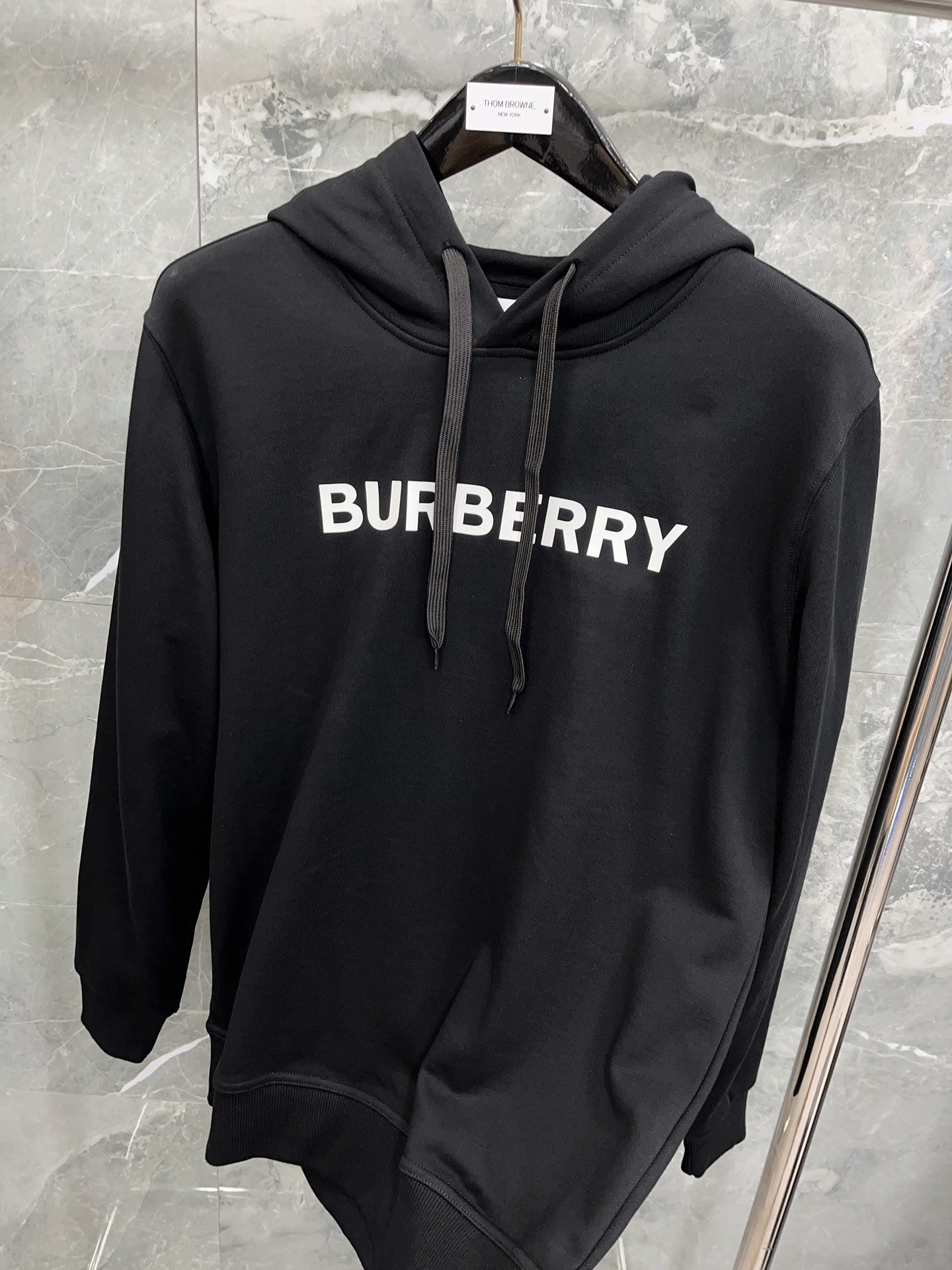 هودي أسود، كاكي، أزرق وأحمر