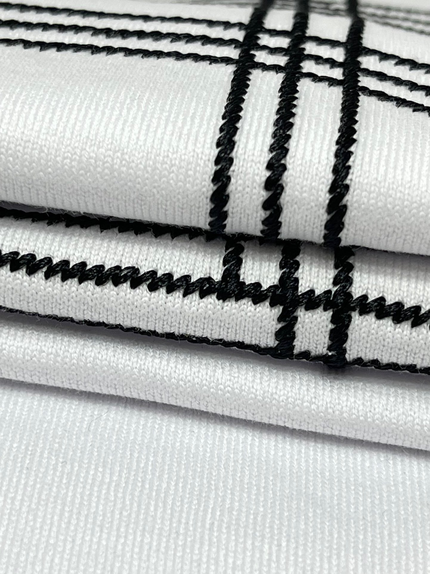 Schwarzes, weißes und blaues T-Shirt