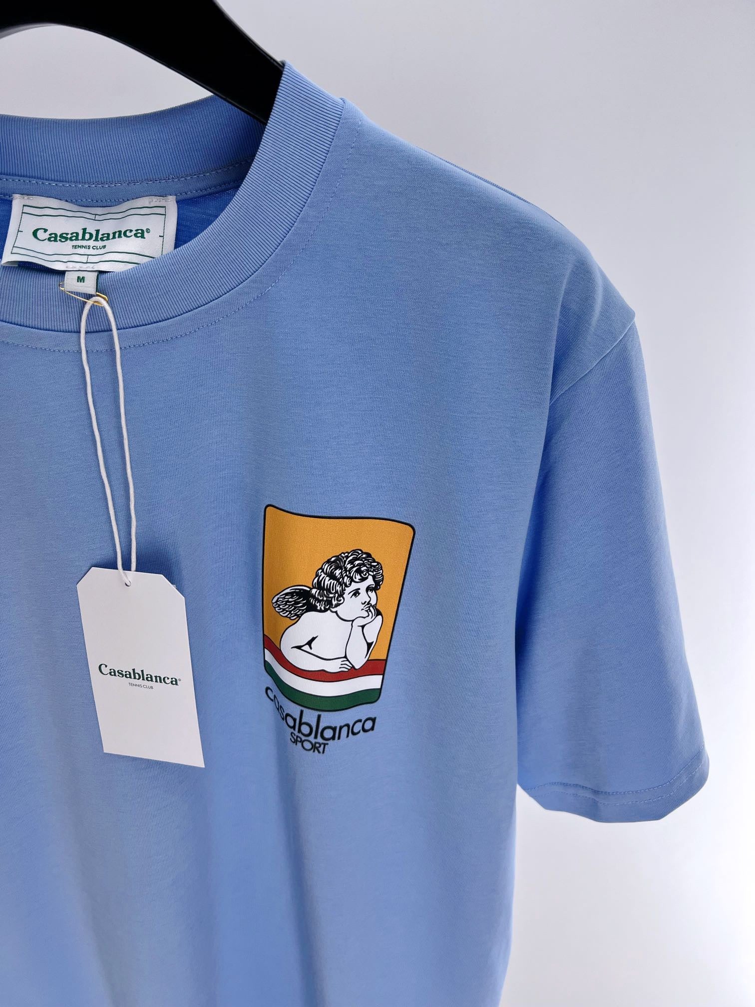 Himmelblaues und weißes T-Shirt