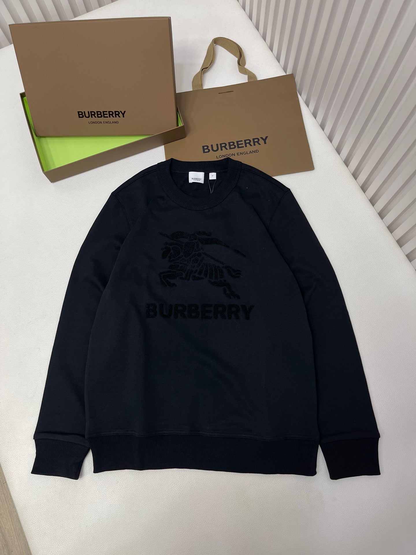 Sudadera en blanco y negro