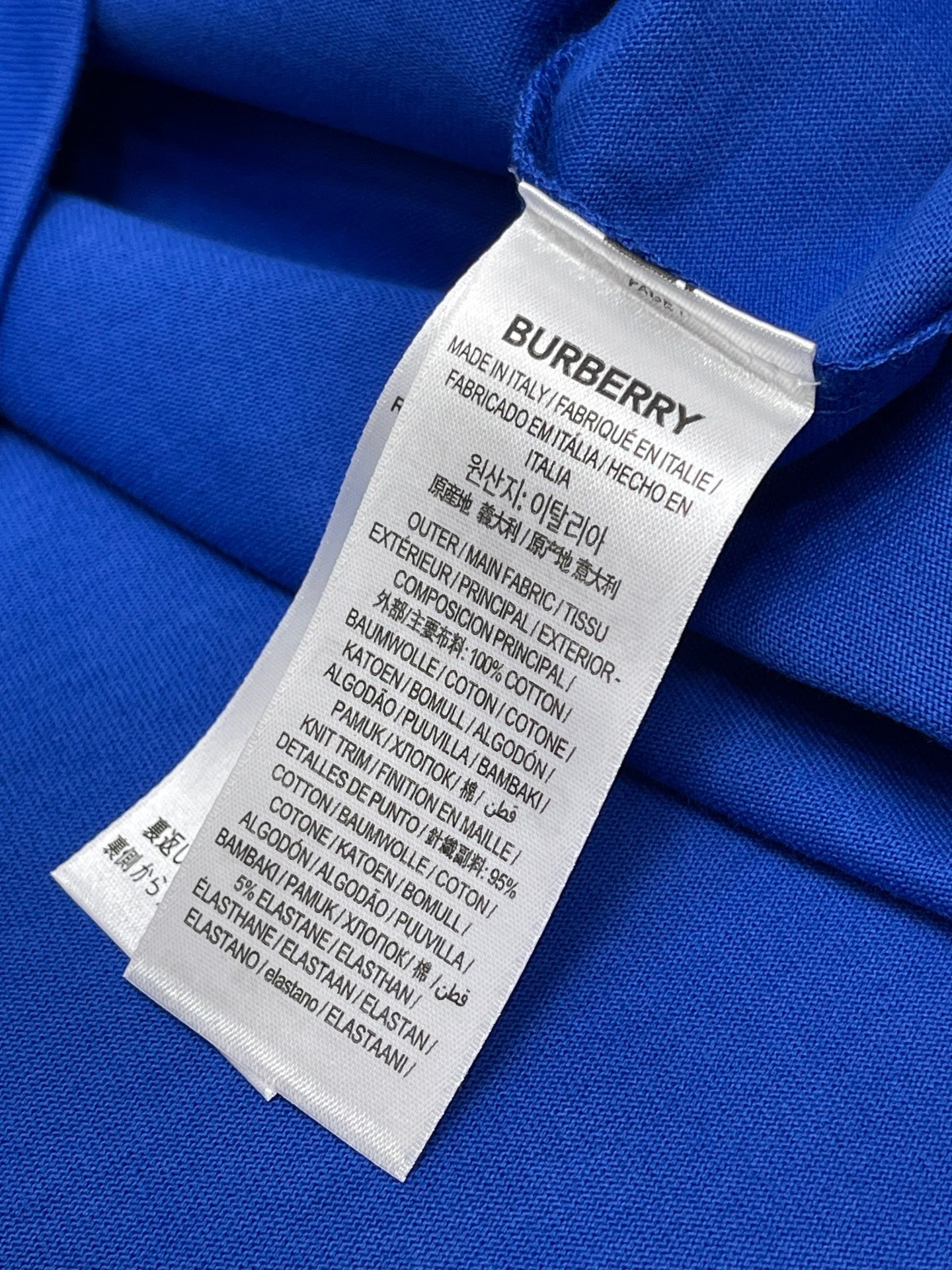 Camiseta negra, blanca y azul