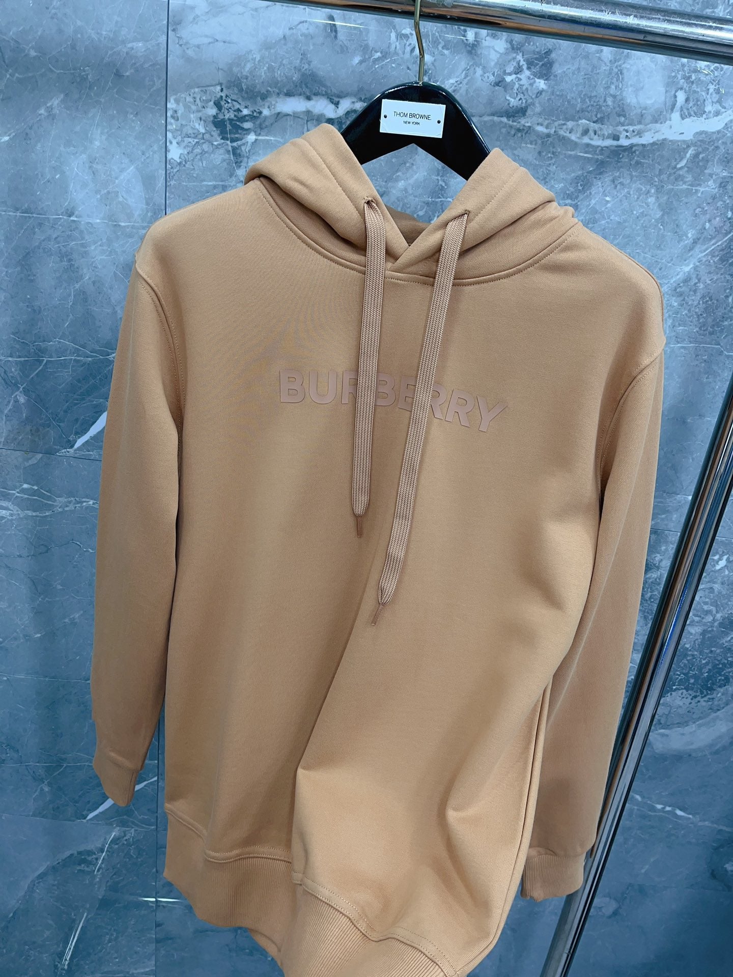 Kapuzenpullover in Schwarz, Khaki, Blau und Rot