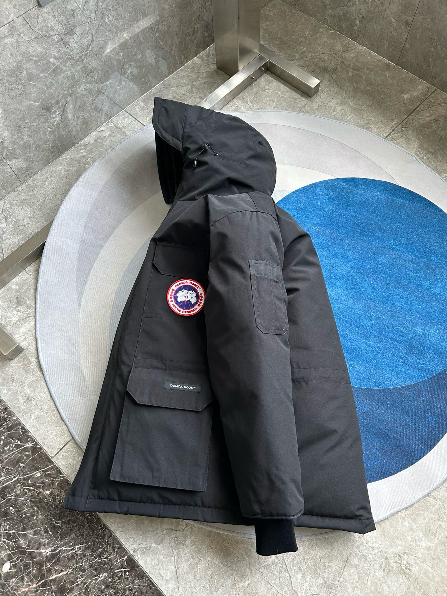 Weiße, graue, rote und schwarze Jacke