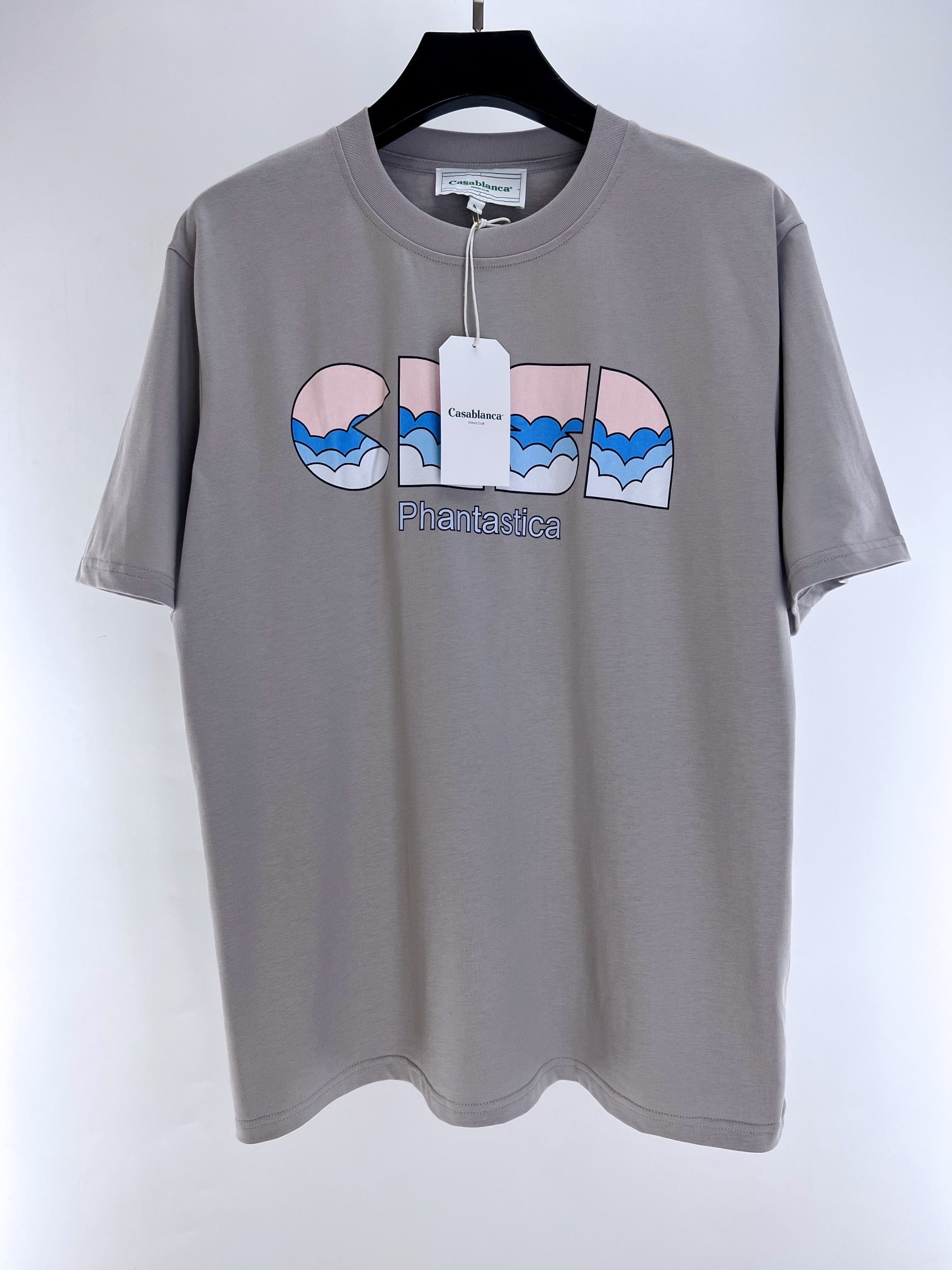 Graues und weißes T-Shirt