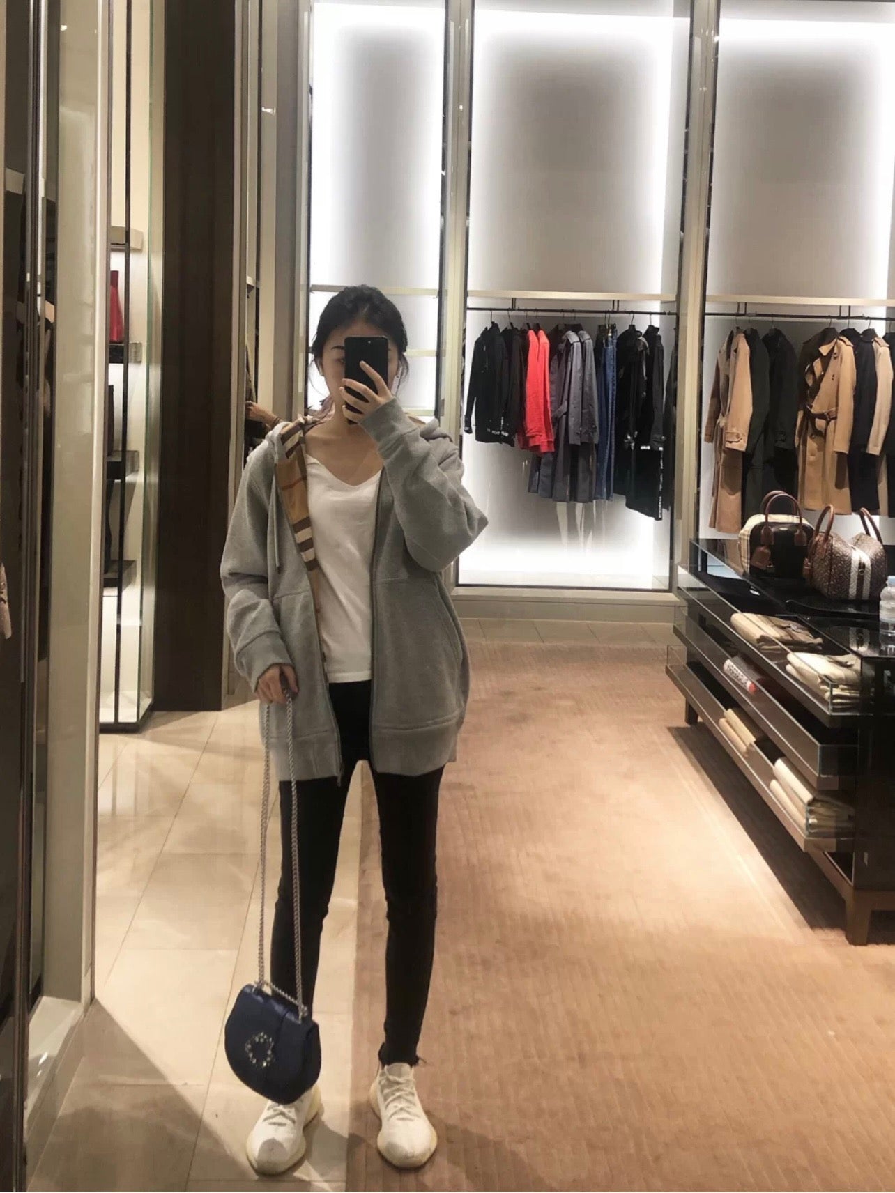 Schwarze und graue Jacke