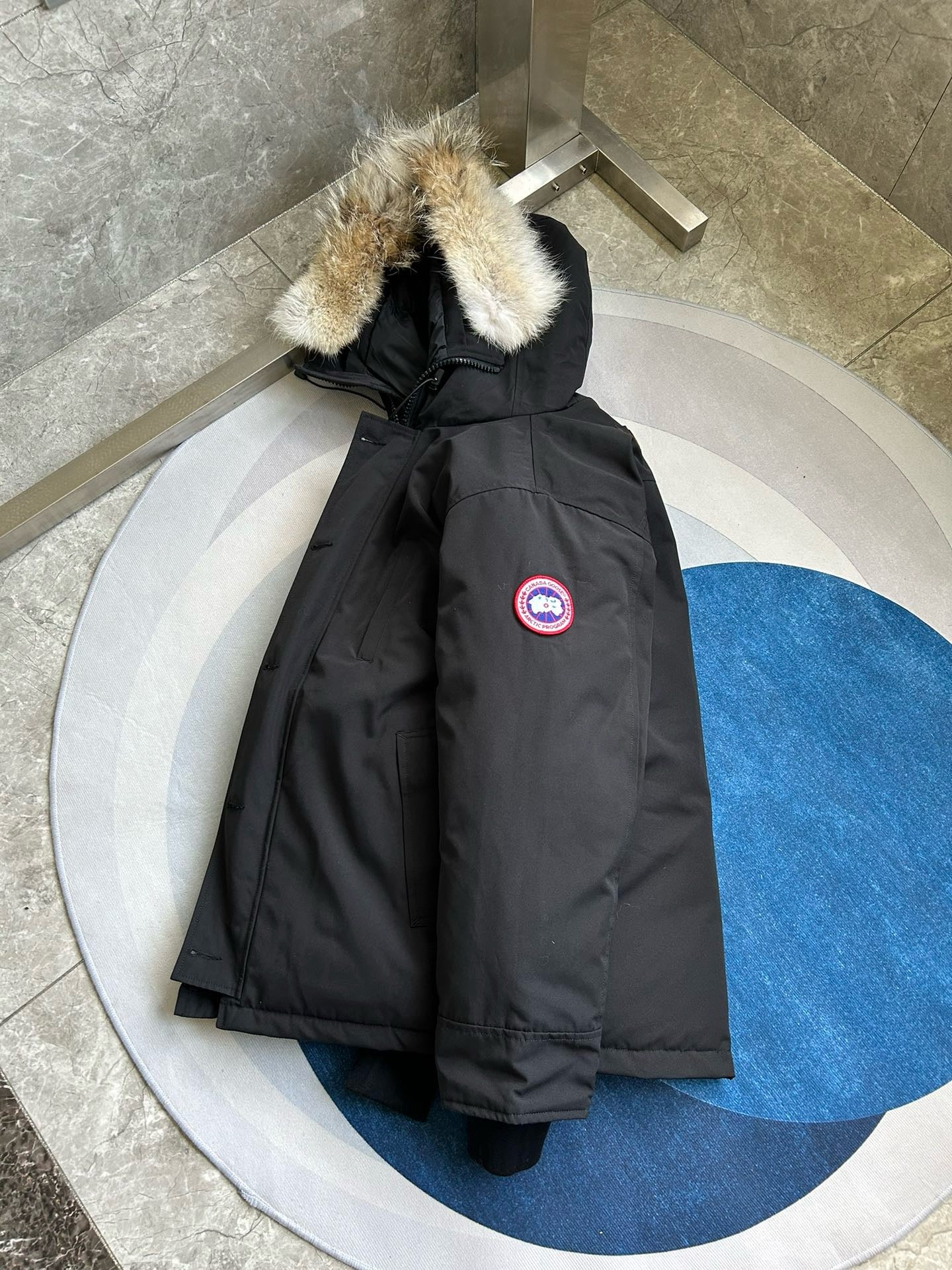 Schwarze und graue Jacke