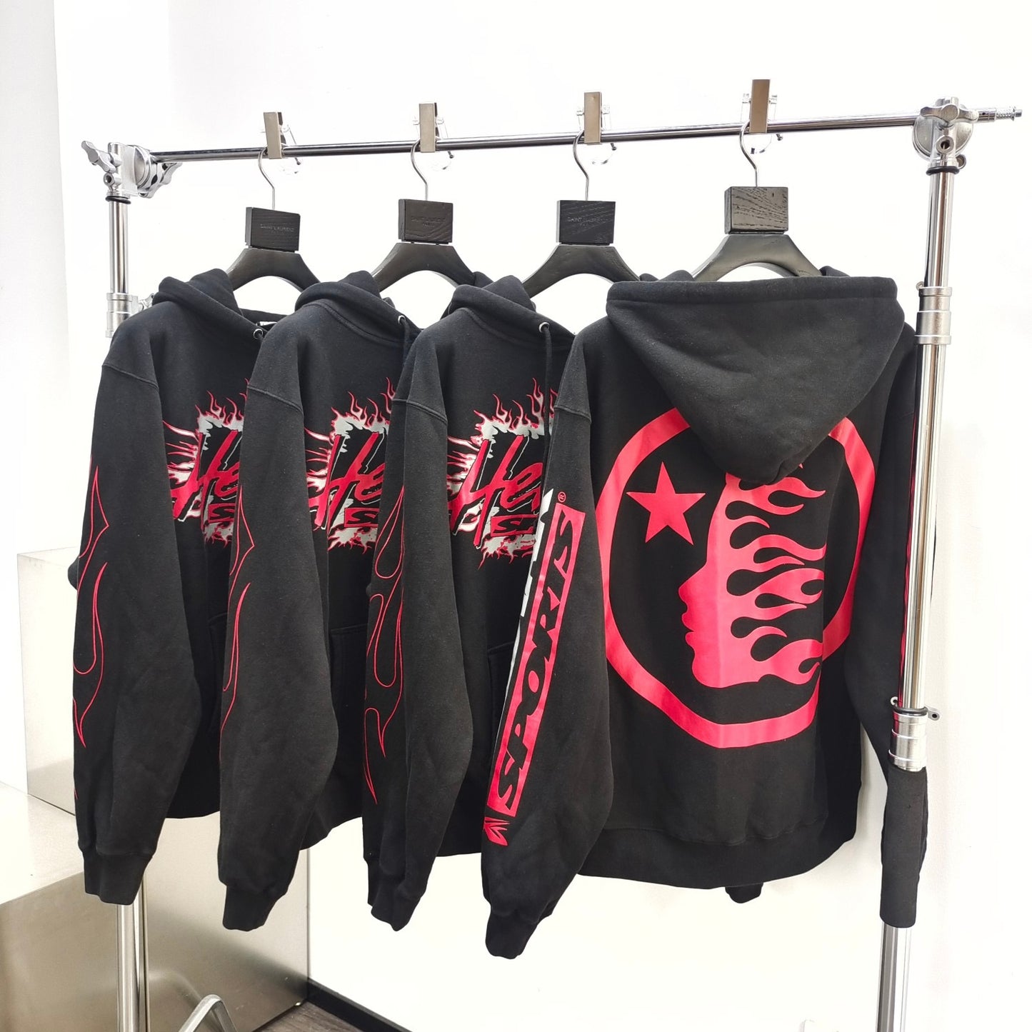 Schwarzer Hoodie