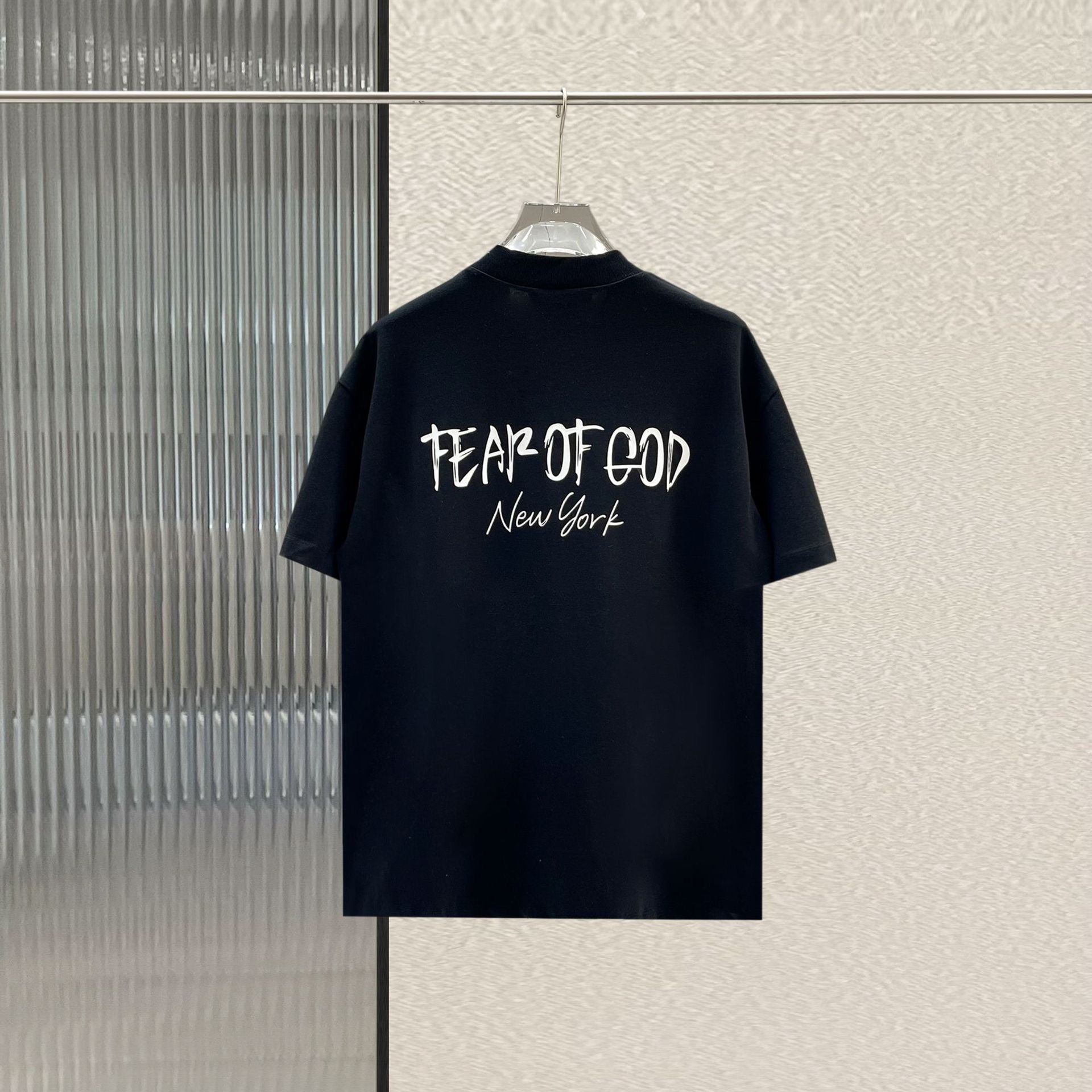 Schwarzes und graues T-Shirt