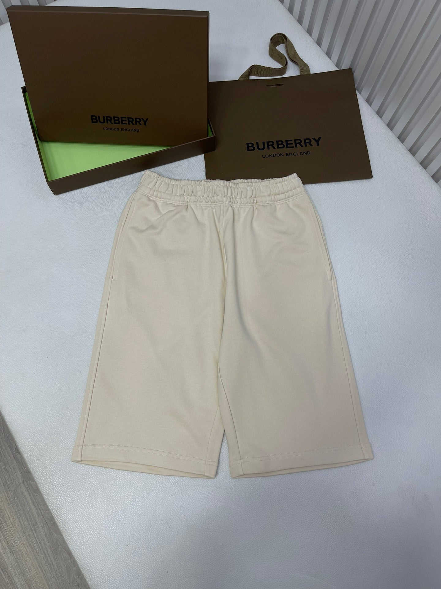 Schwarz, Weiß und Grün Short